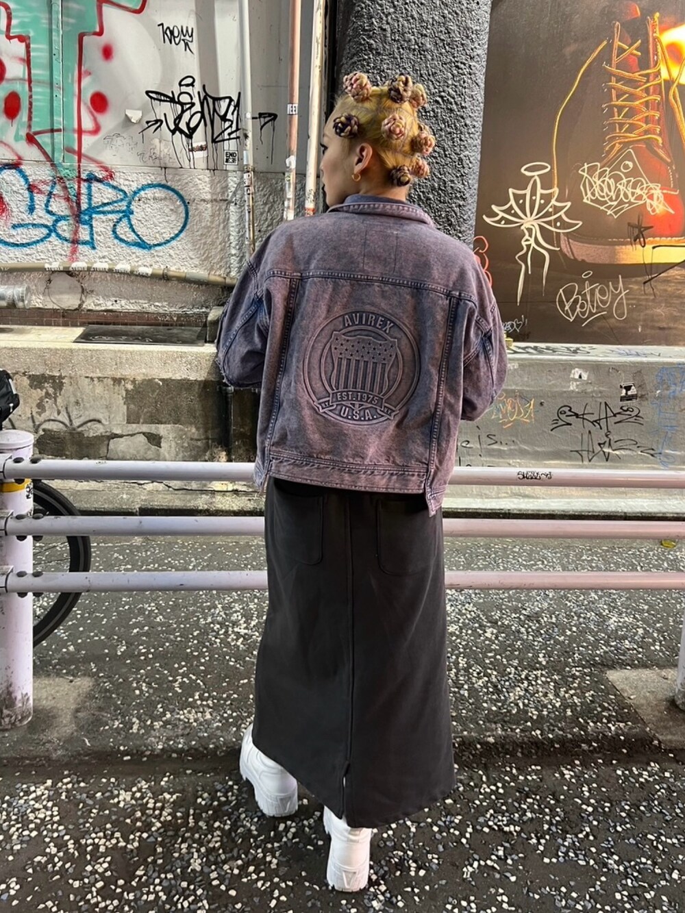 ピンク系のデニムジャケット、ブルー系のスカートを着用したレディースの冬コーディネートの2枚目の写真