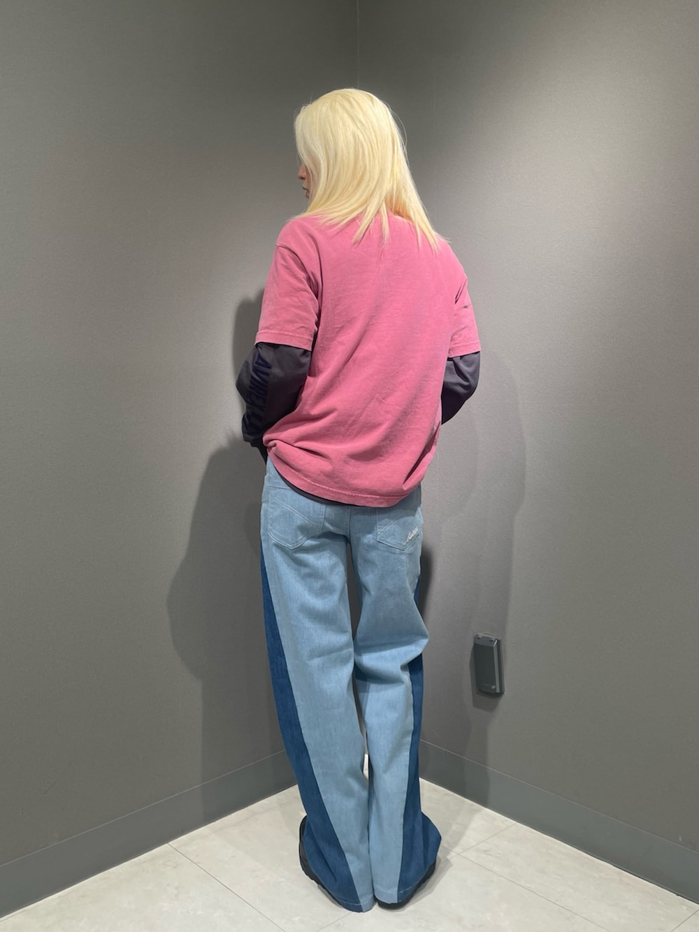 ピンク系のTシャツ/カットソー、グレー系のTシャツ/カットソー、ブルー系のデニムパンツを着用したレディースの冬コーディネートの2枚目の写真