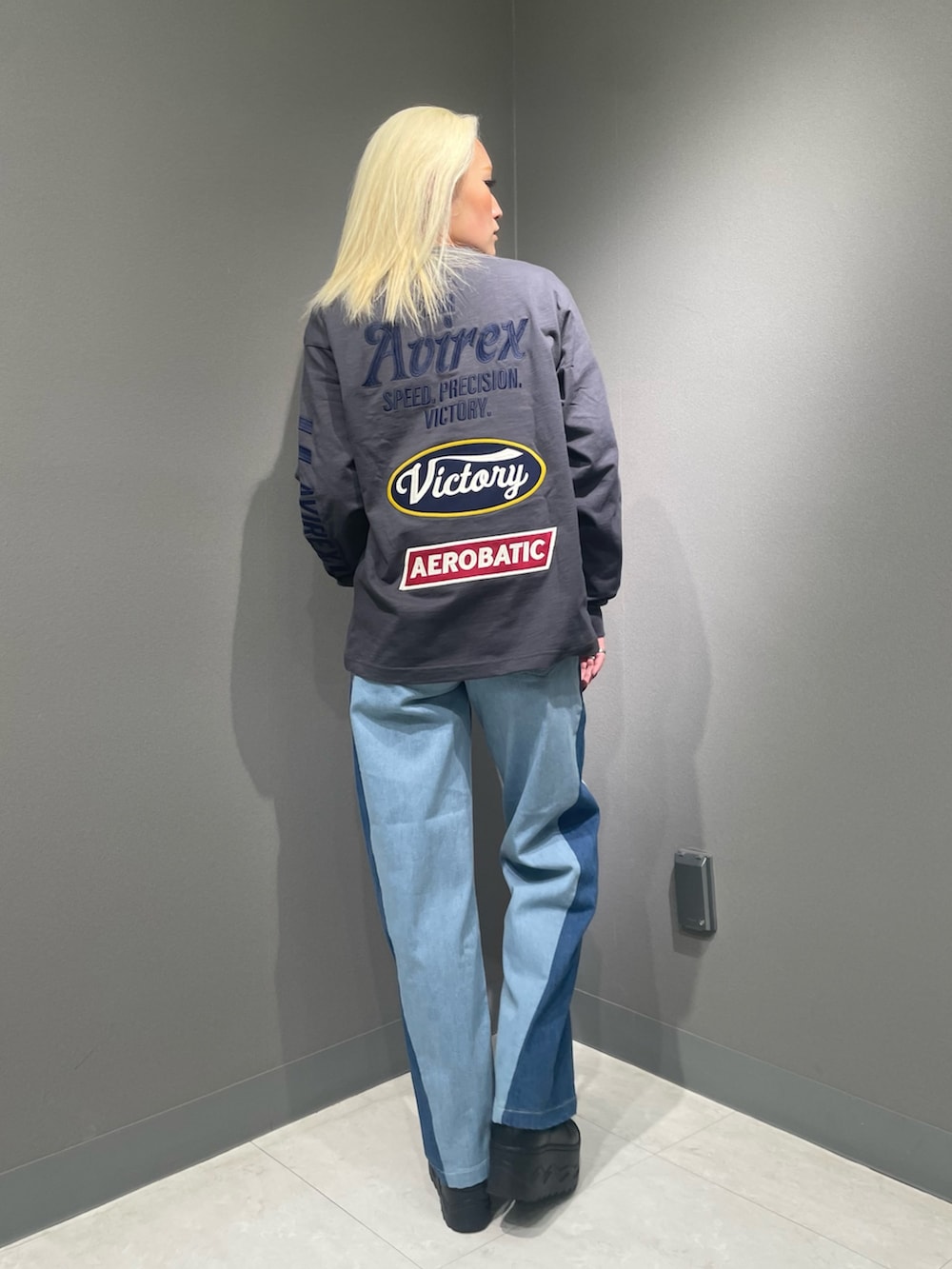 ブルー系のデニムパンツ、グレー系のTシャツ/カットソーを着用したレディースの冬コーディネートの2枚目の写真