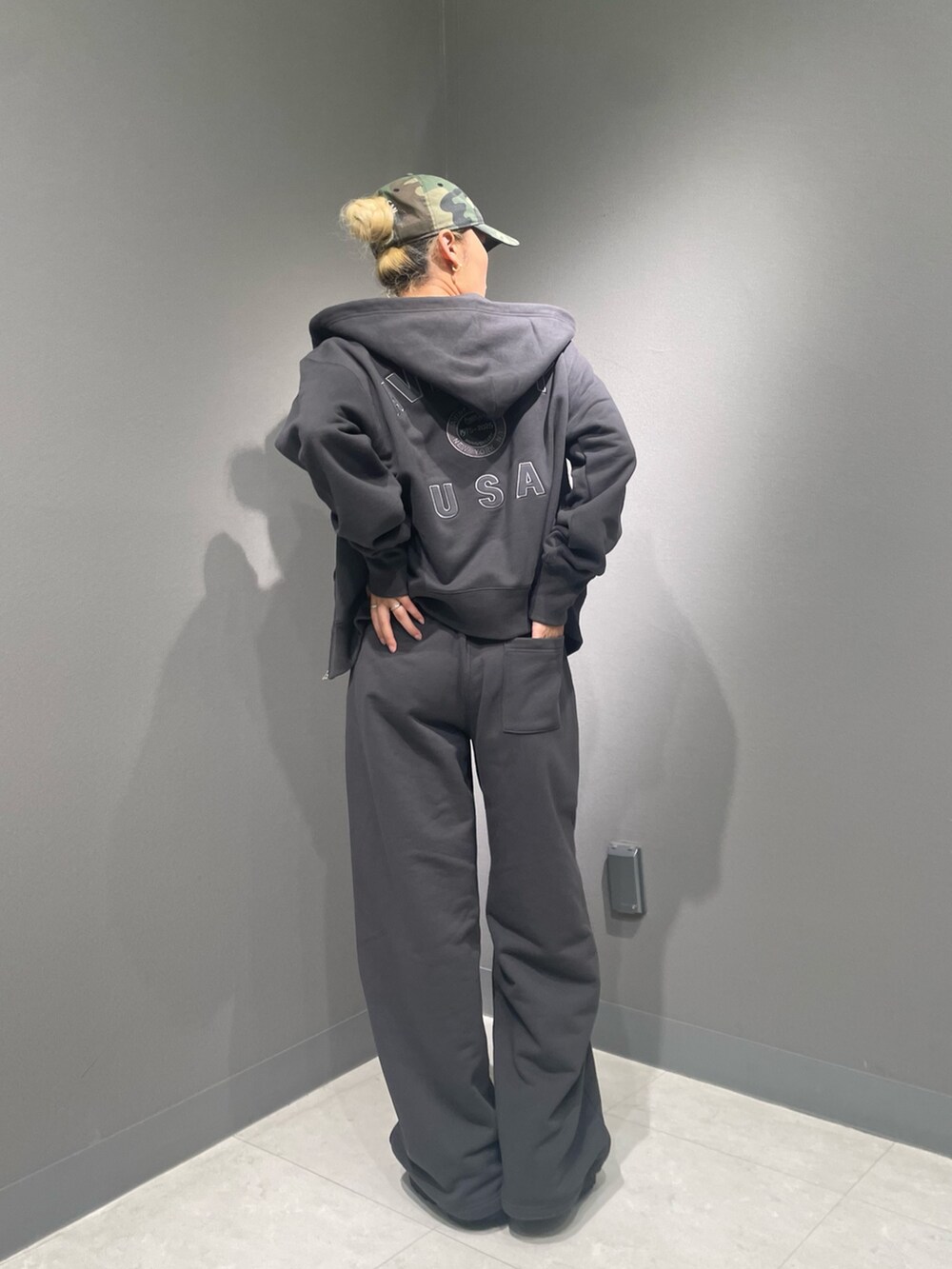 グレー系のパーカー、グレー系のスウェットパンツ、ブラック系のTシャツ/カットソーを着用したレディースの秋コーディネートの3枚目の写真