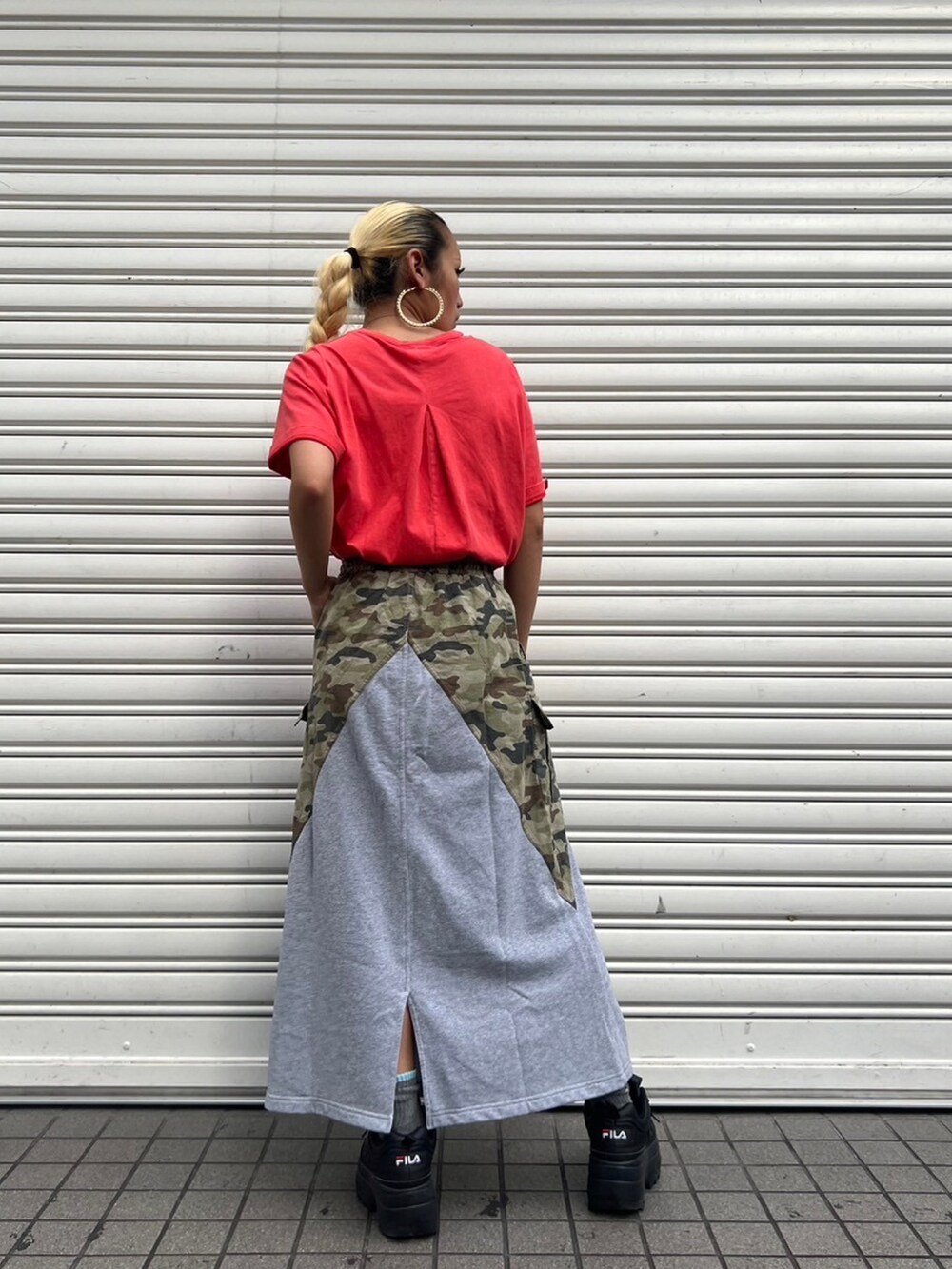 レッド系のTシャツ/カットソー、グレー系のスカートを着用したレディースの夏コーディネートの2枚目の写真