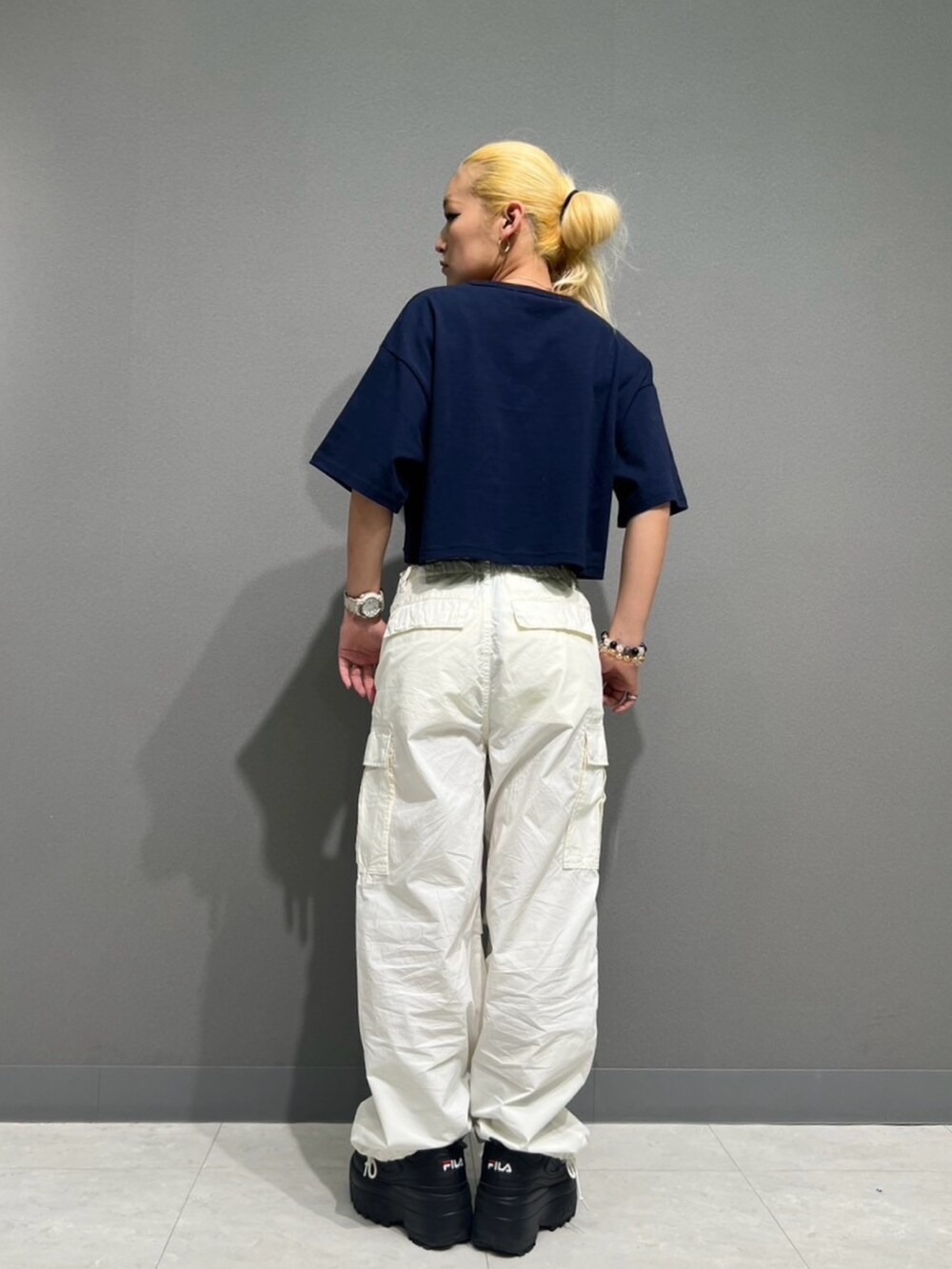 ホワイト系のカーゴパンツ、ホワイト系のTシャツ/カットソーを着用したレディースの春コーディネートの2枚目の写真