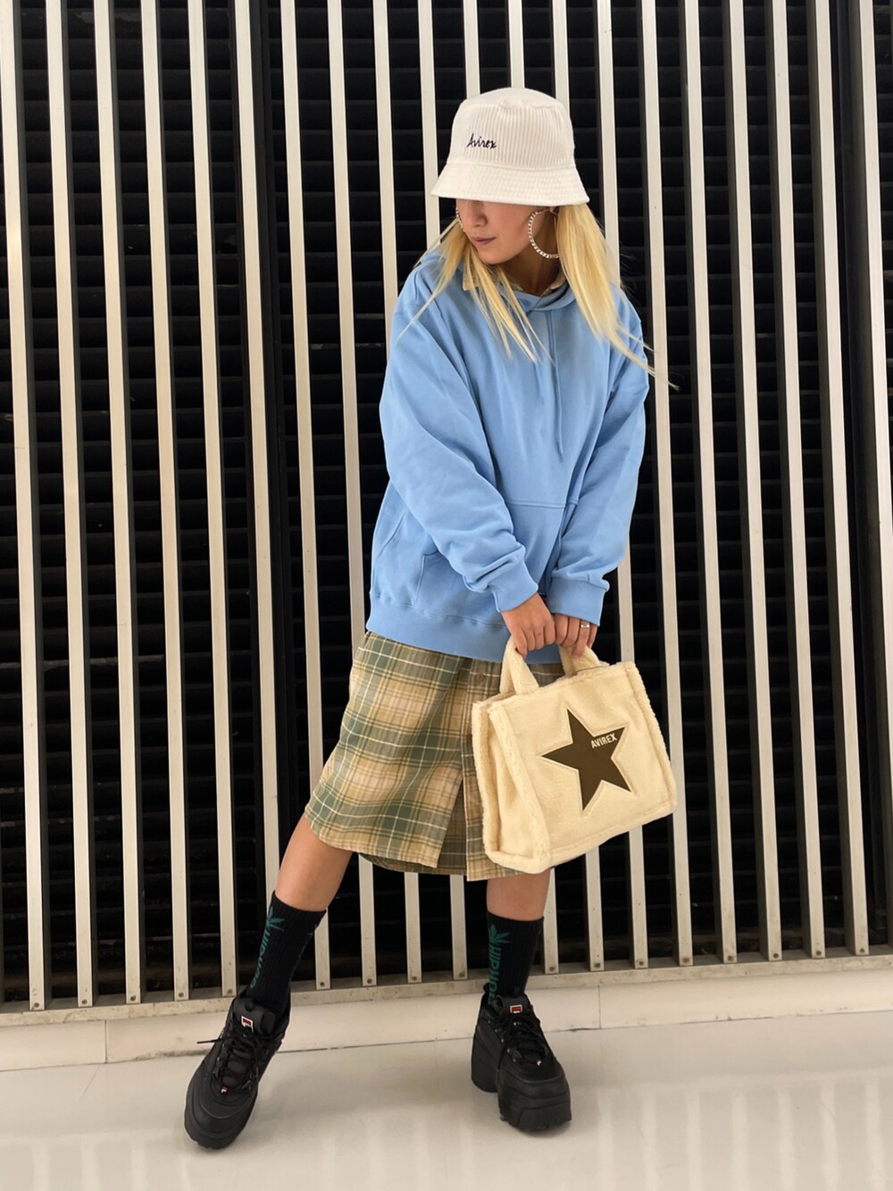 ブルー系のシャツワンピース、ホワイト系のトートバッグ、ブルー系のパーカーを着用したレディースの秋コーディネートの2枚目の写真