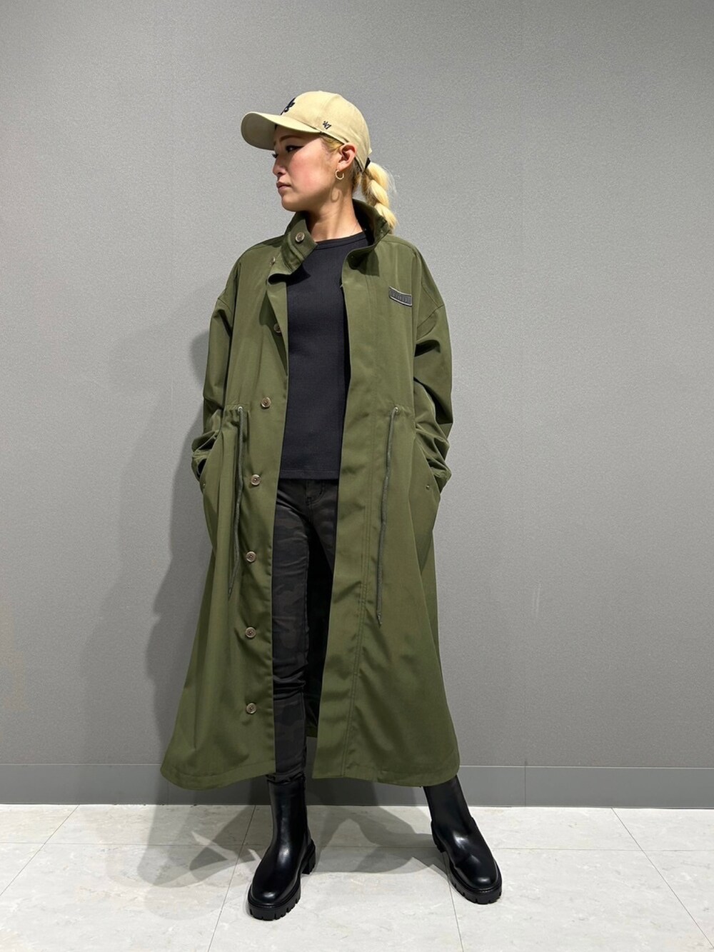 グリーン系のその他アウター、ブラック系のブーツ、その他のその他パンツを着用したレディースの冬コーディネートの2枚目の写真