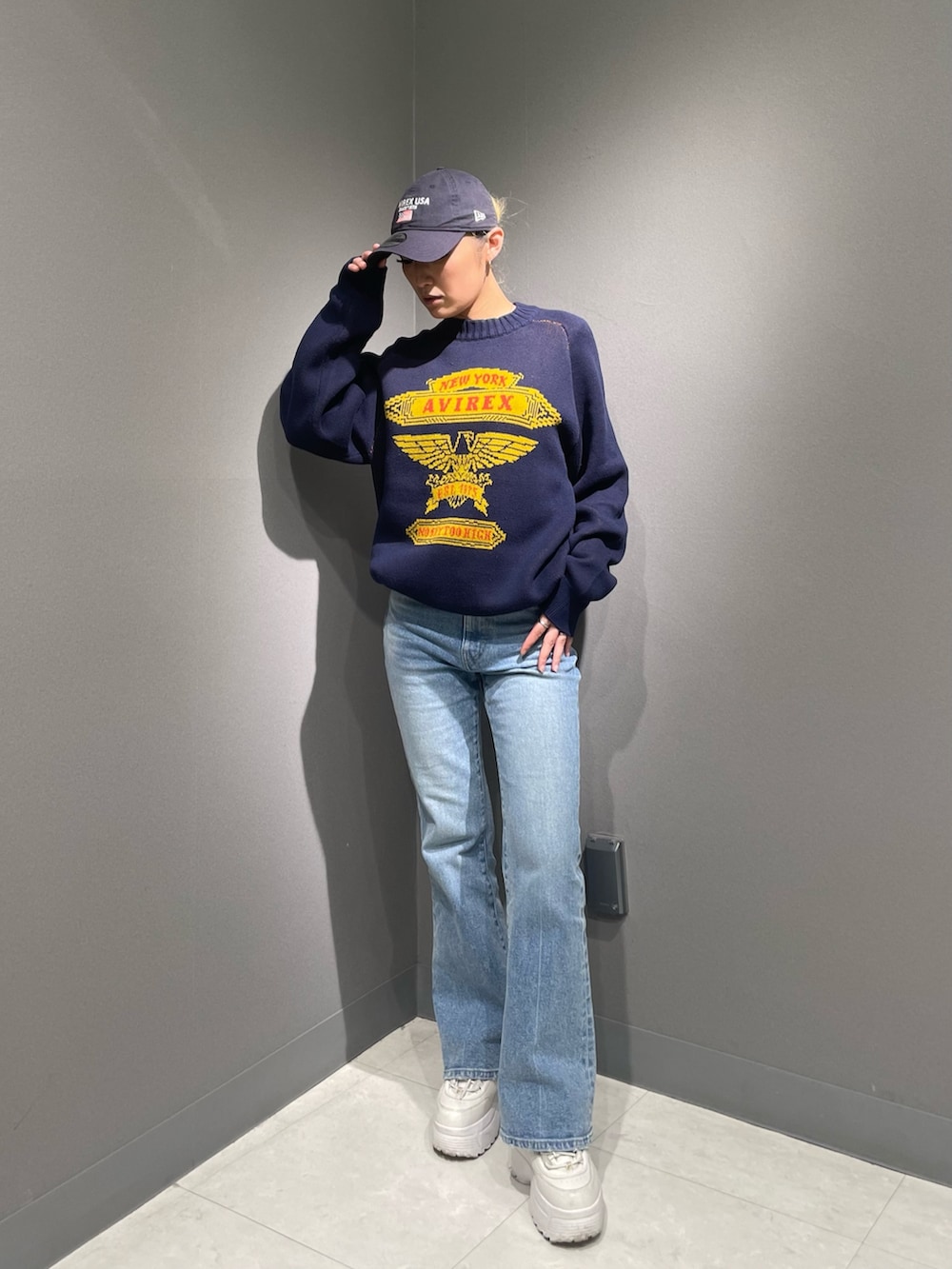 ブルー系のデニムパンツ、ブルー系のニット/セーター、ブルー系のキャップを着用したレディースの秋コーディネートの3枚目の写真