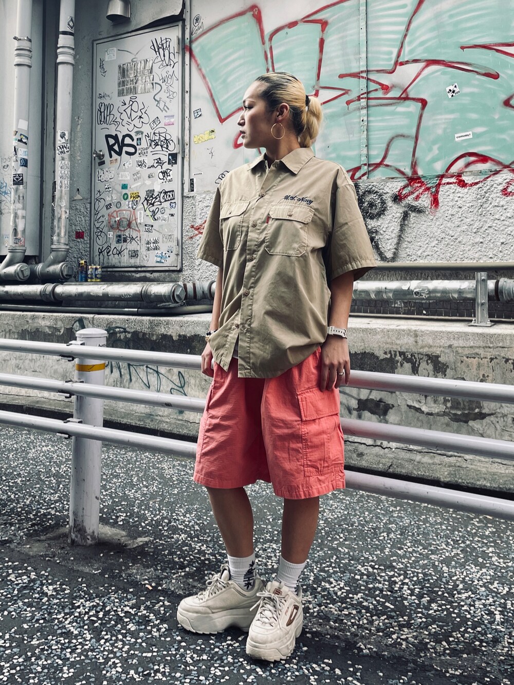 グリーン系のシャツ/ブラウス、ピンク系のカーゴパンツ、ベージュ系のベルトを着用したレディースの春コーディネートの2枚目の写真