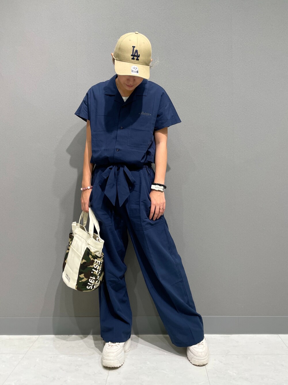 「オールインワン、AVIREX、リラックススタイル、新作入荷、夏コーデ、ガーデニングバッグ、AVIREXBelle、staffコーデ、つなぎ女子、新色登場」|「AVIREXのALL IN ONE/ オールインワン(つなぎ/オールインワン、ブルー系)」を使った、RAMUさん(レディース・164cm)の夏コーディネートの2枚目の写真