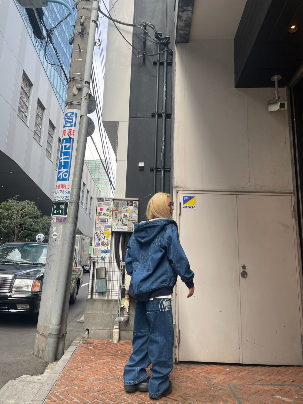 ブルー系のパーカー、ブラック系のデニムパンツ、ブルー系のTシャツ/カットソーを着用したレディースの冬コーディネートの2枚目の写真