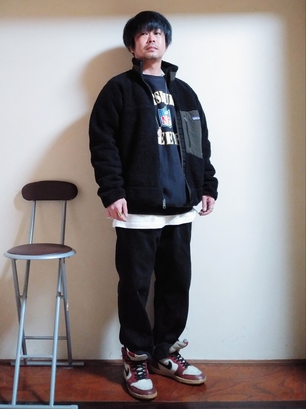 ブラック系のブルゾン、ブラック系のスウェット、ブラック系のデニムパンツを着用したメンズの冬コーディネートの2枚目の写真