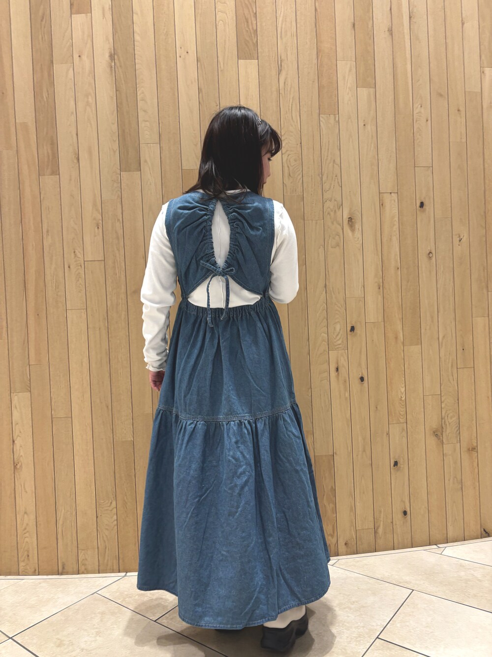 ブルー系のワンピース、ホワイト系のスニーカー、ホワイト系のTシャツ/カットソーを着用したレディースの春コーディネートの3枚目の写真