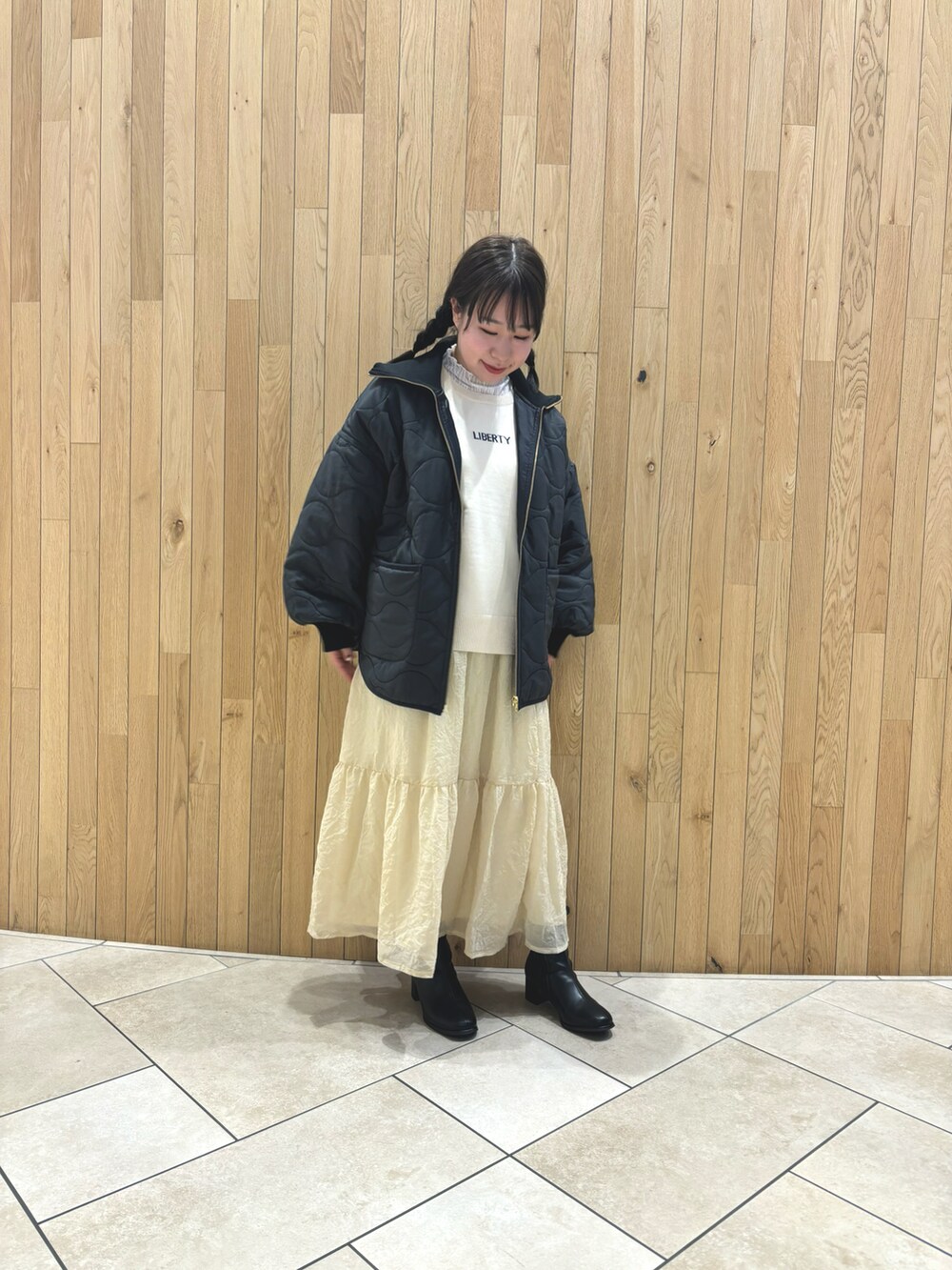 グレー系のノーカラージャケット、ホワイト系のニット/セーター、ホワイト系のTシャツ/カットソーを着用したレディースの秋コーディネートの2枚目の写真