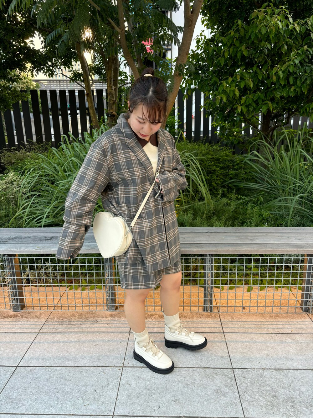 「チェック、秋のコーデ、大人かわいい、休日スタイル、お出かけコーデ、150cm台コーデ、長袖、テーラードジャケット、秋冬、エヘカソポ、ehka sopo、ブーツ、ショートパンツ、おだんごヘアー、ハートバッグ」|「ehka sopoのアイテム(ブーツ、ブラック系)」を使った、motokoさん(レディース・153cm)の秋コーディネートの2枚目の写真