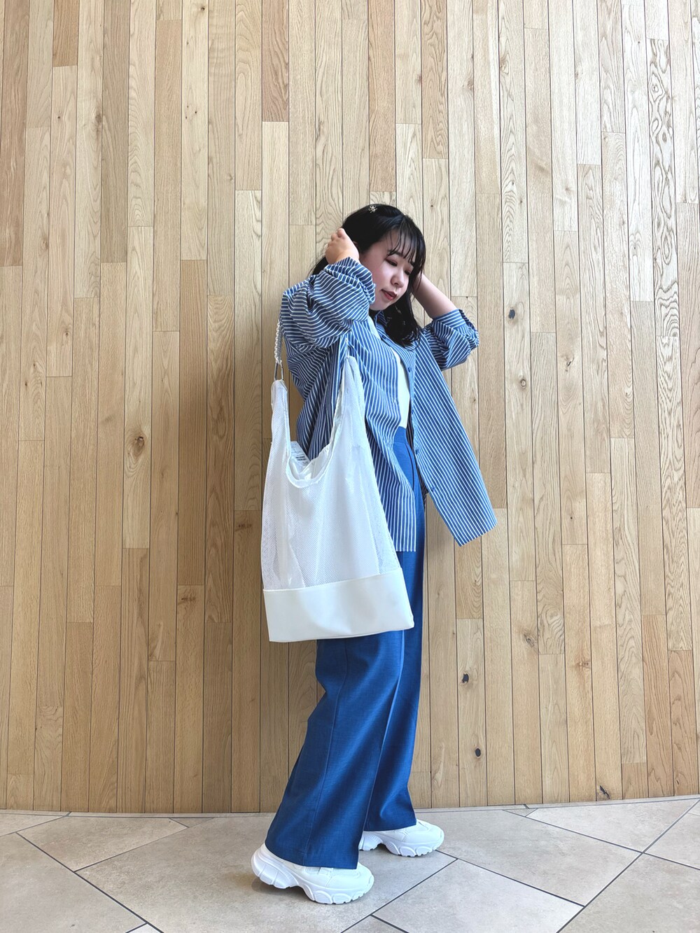 ブルー系のその他パンツ、ブルー系のシャツ/ブラウス、ホワイト系のTシャツ/カットソーを着用したレディースの春コーディネートの2枚目の写真