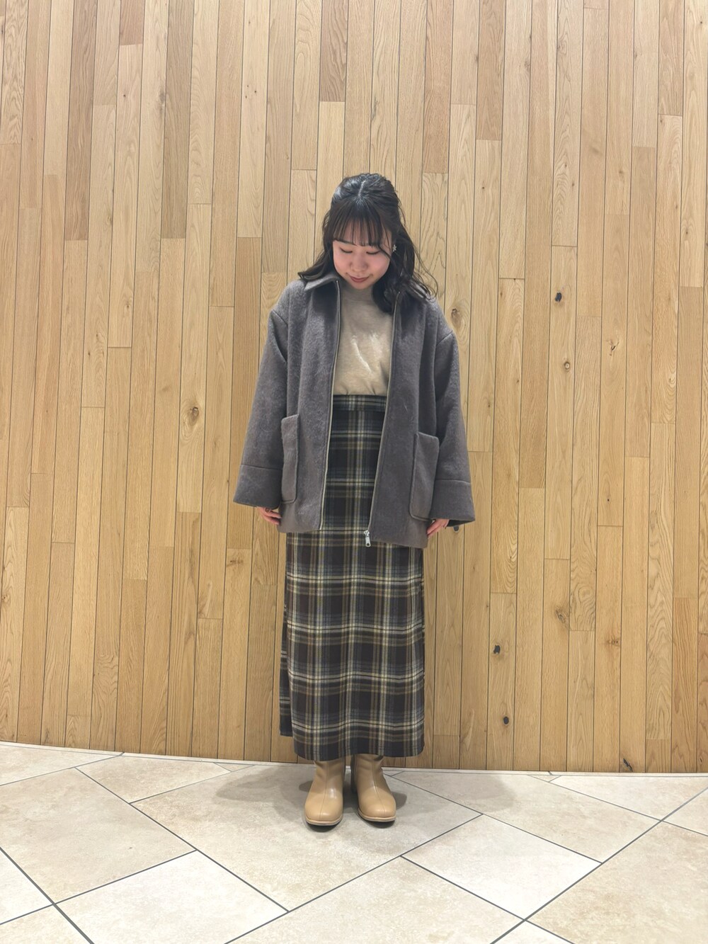 ブラウン系のノーカラージャケット、ブラウン系のスカート、イエロー系のドレスシューズを着用したレディースの秋コーディネートの2枚目の写真