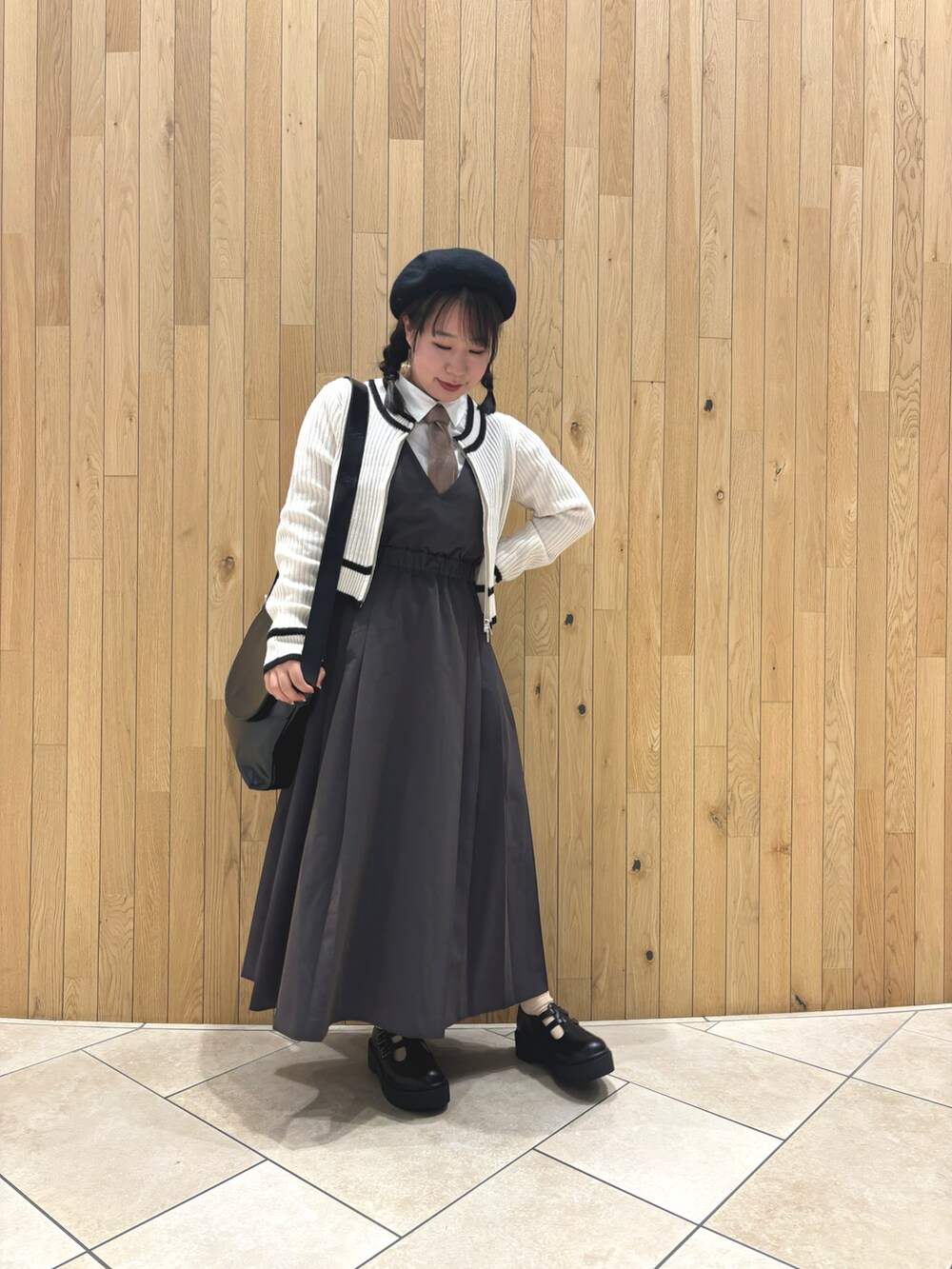 ブラック系のその他シューズ、ブラウン系のワンピース、ホワイト系のカーディガン/ボレロを着用したレディースの秋コーディネートの2枚目の写真