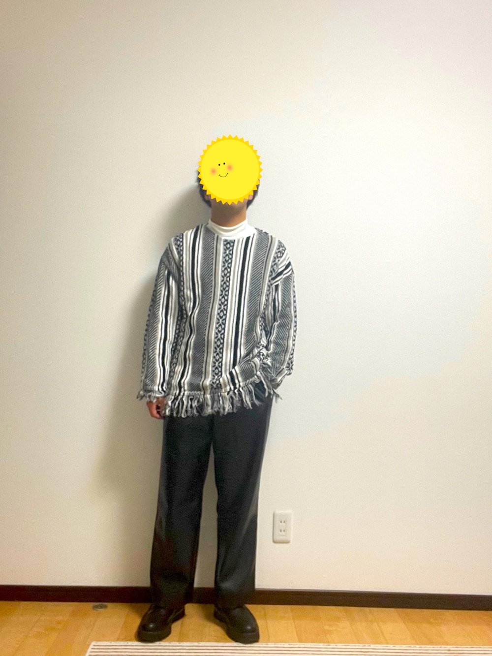 ブラック系のその他パンツ、ブラック系のニット/セーター、ブラック系のドレスシューズを着用したメンズの冬コーディネートの2枚目の写真