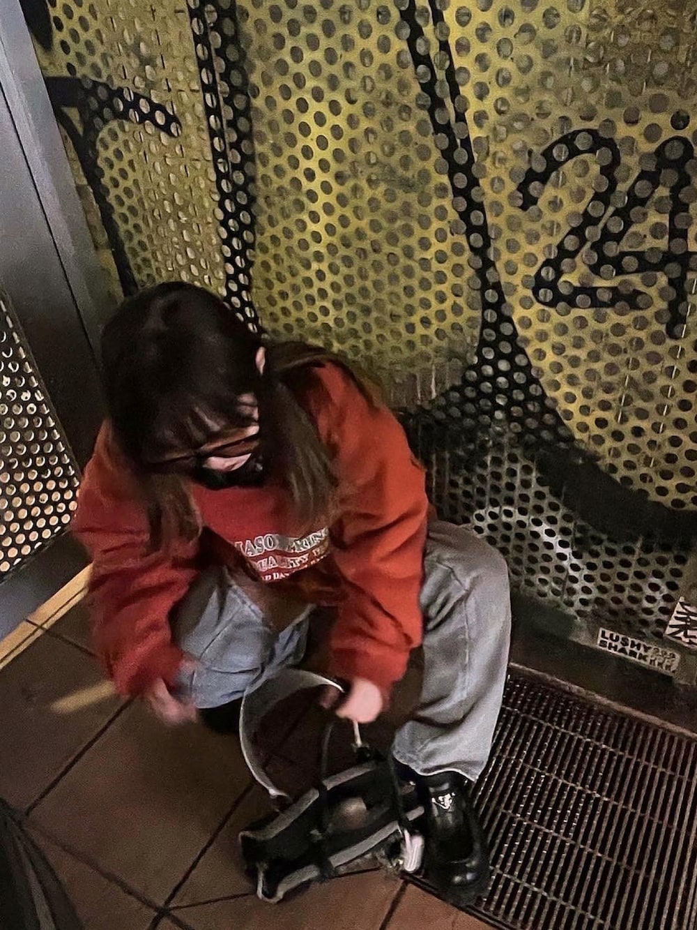 「オレンジ、スウェット、PRADA、ローファー、ストリート、デニム、y2k、カラーサングラス、サングラス、ヘッドホン」｜「mpstudioのアイテム（スウェット、オレンジ系）」を使った、mizukiさん（レディース・157cm）の冬コーディネートの4枚目の写真