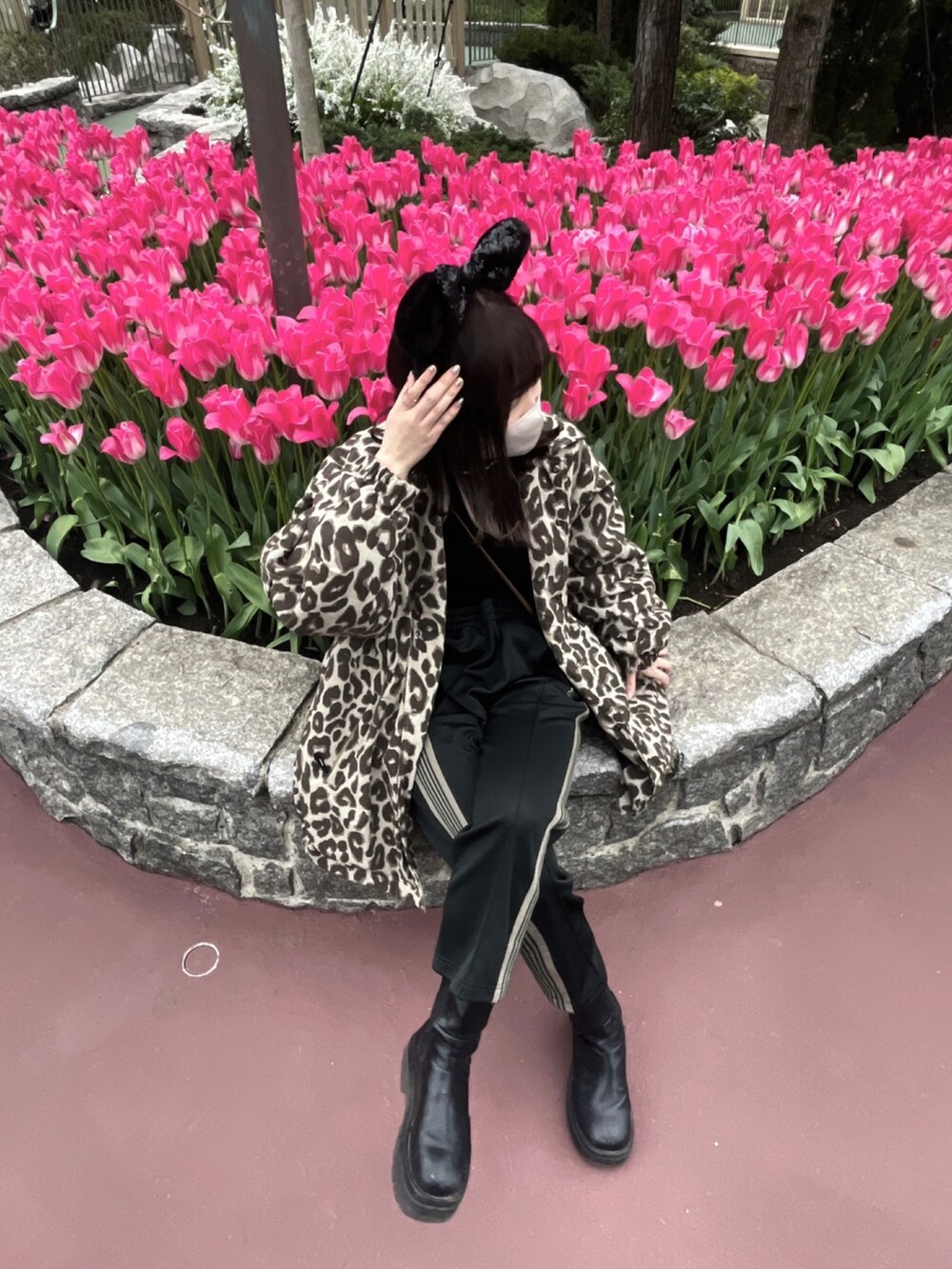「ディズニー、NEEDLES、トラックパンツ、ひょう柄、休日スタイル、タックイン、グリーン、春夏コーデ、シンプル、今日のコーデ」｜「MOUSSYのDM OVERSIZE TENT コート（ダウンジャケット/コート、ベージュ系）」を使った、mizukiさん（レディース・154cm）の春コーディネートの2枚目の写真