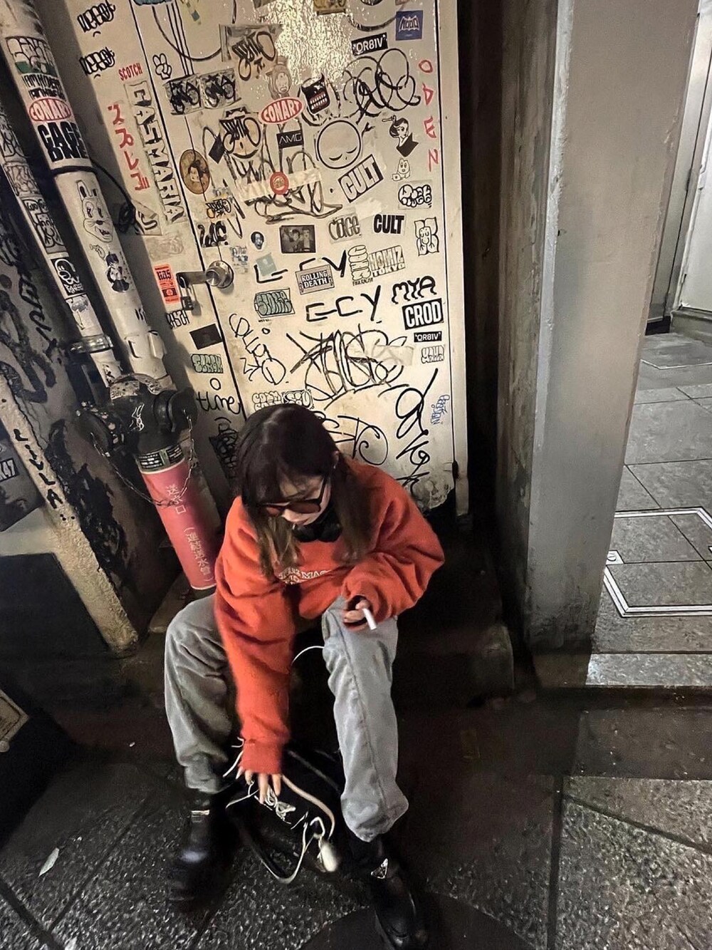 「オレンジ、スウェット、PRADA、ローファー、ストリート、デニム、y2k、カラーサングラス、サングラス、ヘッドホン」｜「mpstudioのアイテム（スウェット、オレンジ系）」を使った、mizukiさん（レディース・157cm）の冬コーディネートの2枚目の写真