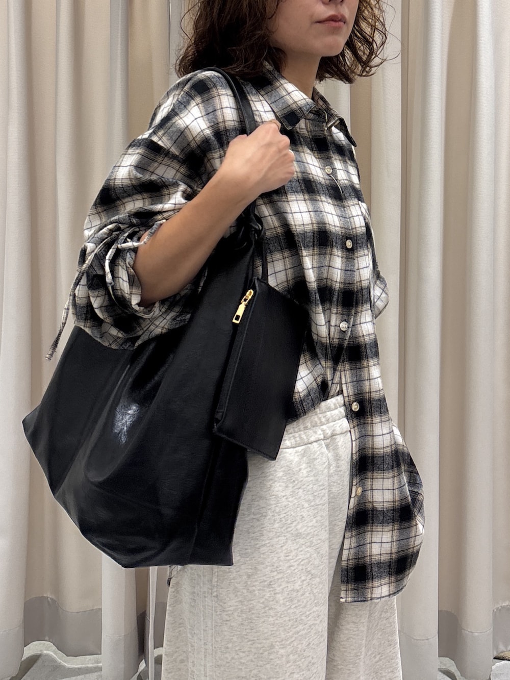 ブラック系のシャツ/ブラウス、ホワイト系のスウェットパンツ、ブラック系のパンプスを着用したレディースの夏コーディネートの2枚目の写真