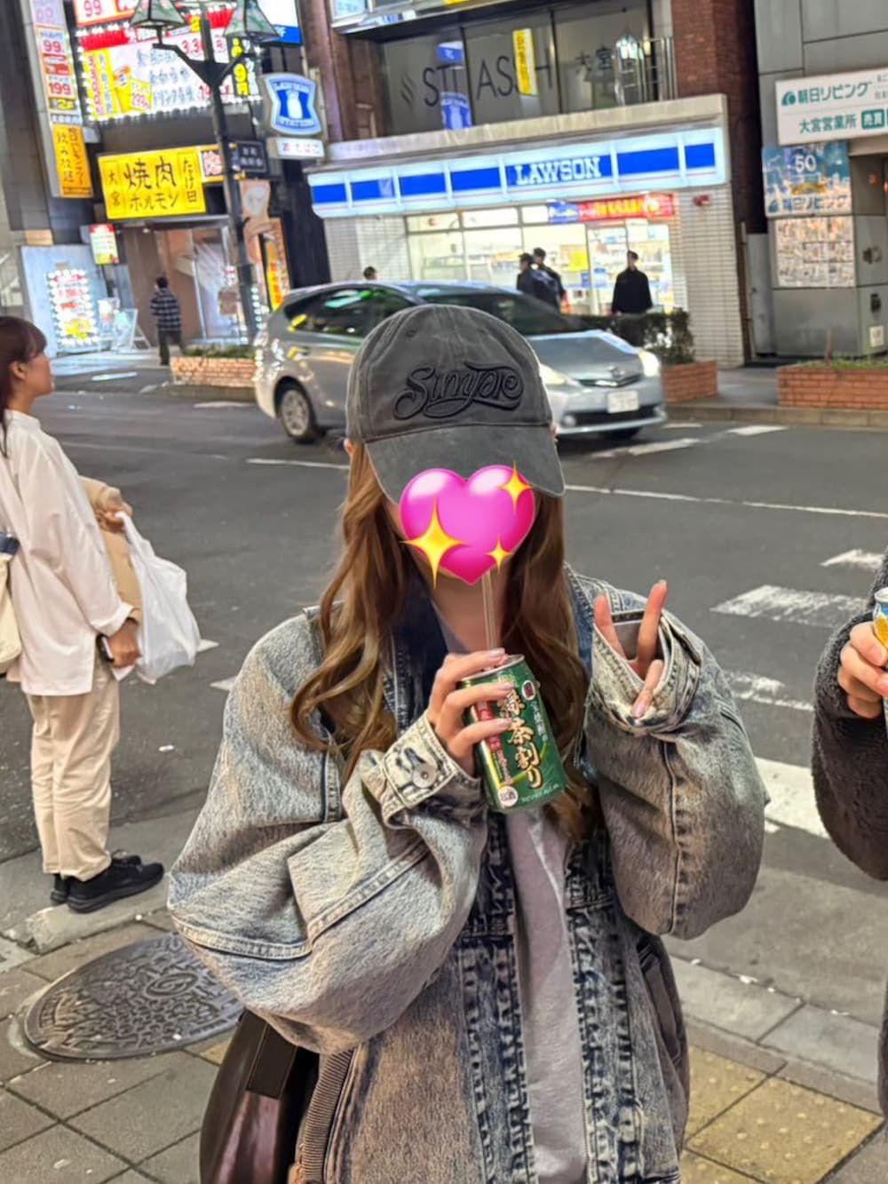 ブルー系のデニムジャケット、ブラック系のショルダーバッグ、グレー系のスウェットを着用したレディースの春コーディネートの2枚目の写真