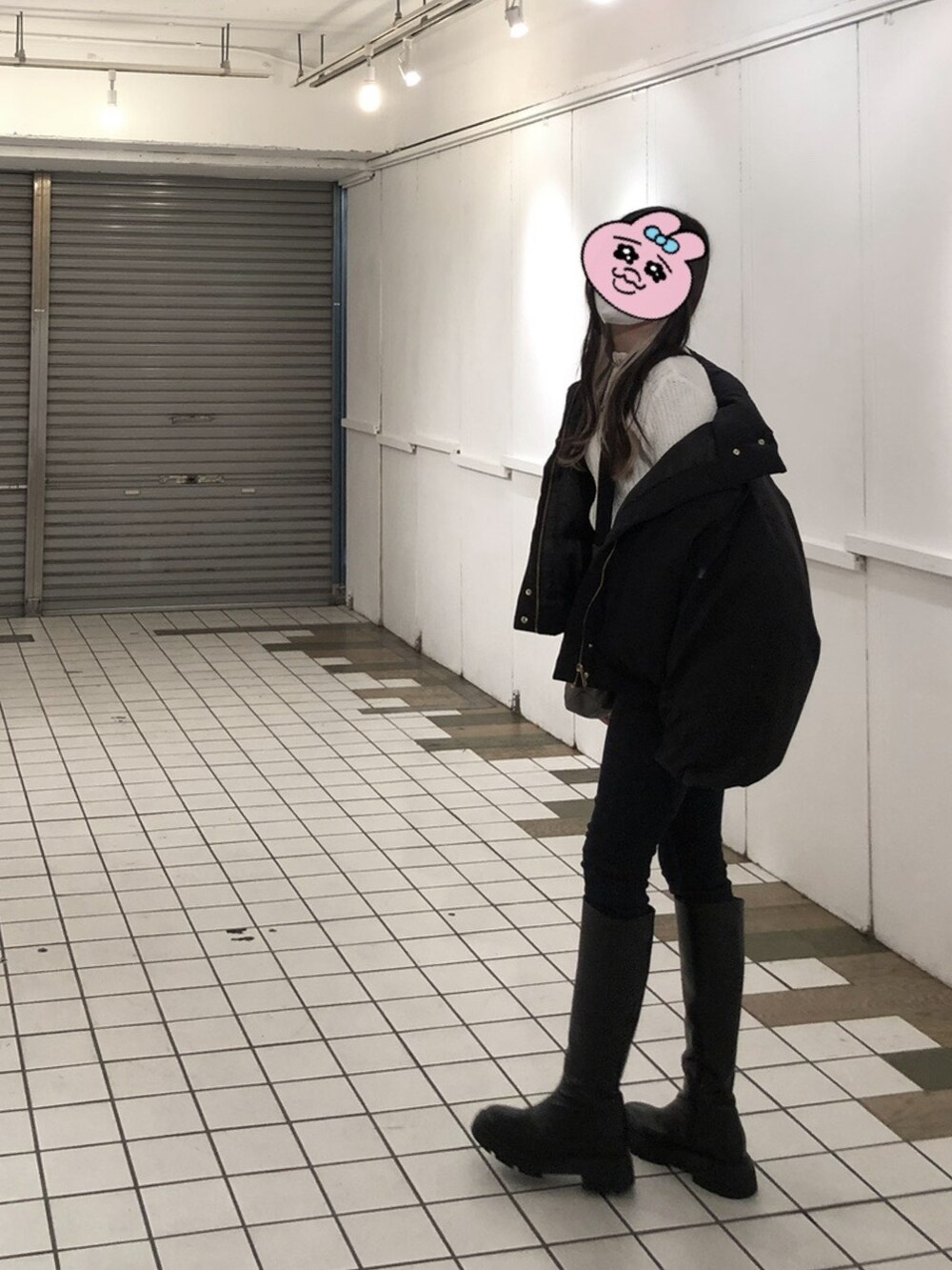 ホワイト系のニット/セーター、ブルー系のデニムパンツ、グレー系のショルダーバッグを着用したレディースの秋コーディネートの2枚目の写真