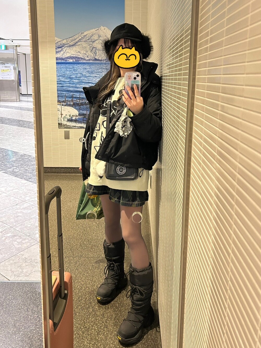 ブラック系のブーツ、その他のデニムスカート、ホワイト系のニット/セーターを着用したレディースの冬コーディネートの2枚目の写真