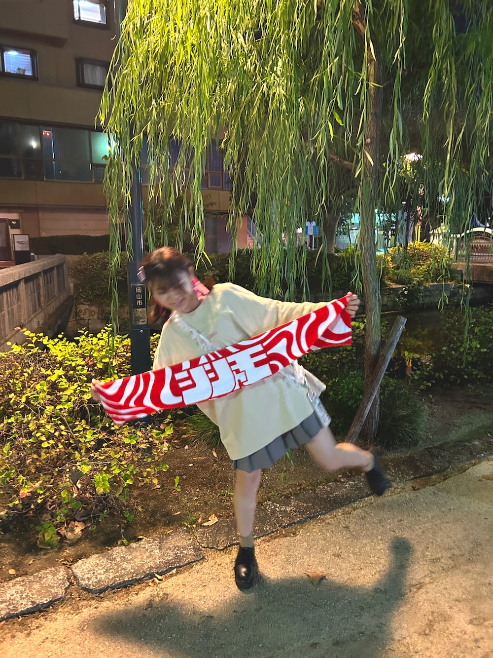 「ロンT、プチプラ、シャツスタイル、低身長、低身長コーデ、低身長女子、ミニスカート、サブカル、プチプラコーデ、ガーリー、ガーリーコーデ、バンドT、SHISHAMO、バンT、バンド」｜「HEAL MEのアイテム（ローファー、ブラック系）」を使った、mikuさん（レディース・142cm）の春コーディネートの2枚目の写真