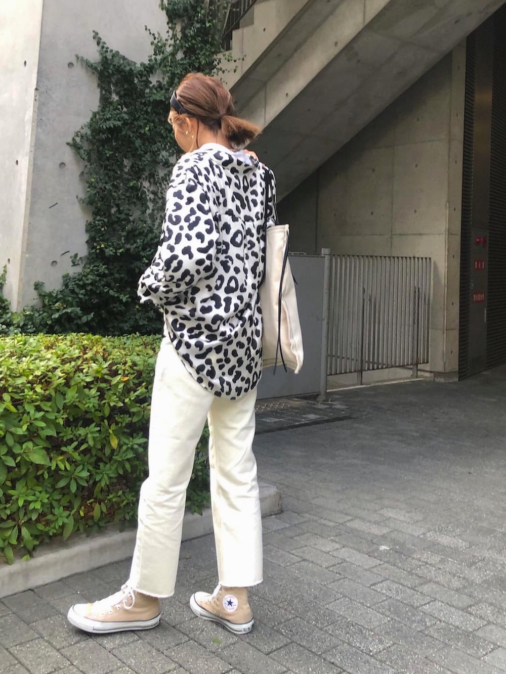 ホワイト系のシャツ/ブラウス、イエロー系のデニムパンツ、ベージュ系のスニーカーを着用したレディースの春コーディネートの2枚目の写真