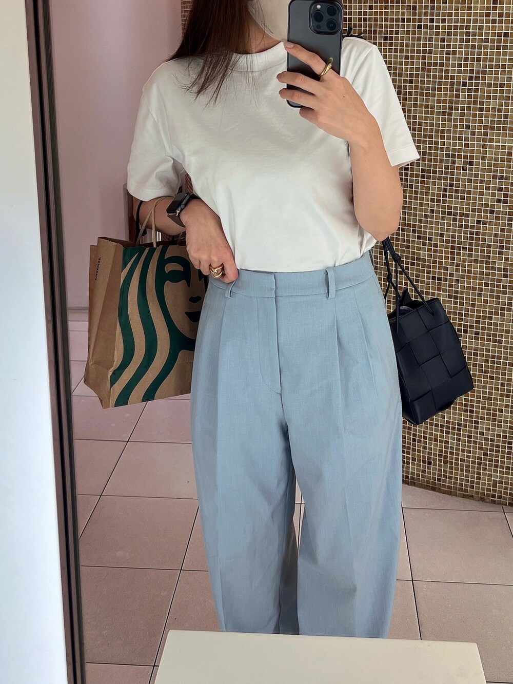 ホワイト系のTシャツ/カットソー、ブルー系のスラックス、ブルー系のショルダーバッグを着用したレディースの夏コーディネートの2枚目の写真
