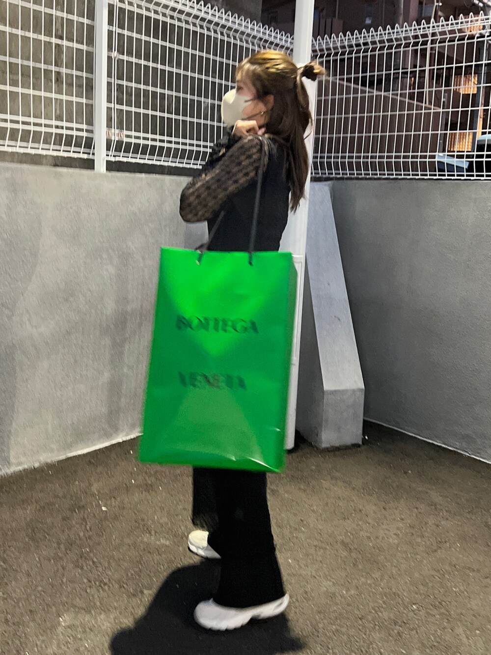 ブラック系のワンピース/ドレス、ホワイト系のスニーカーを着用したレディースの夏コーディネートの2枚目の写真