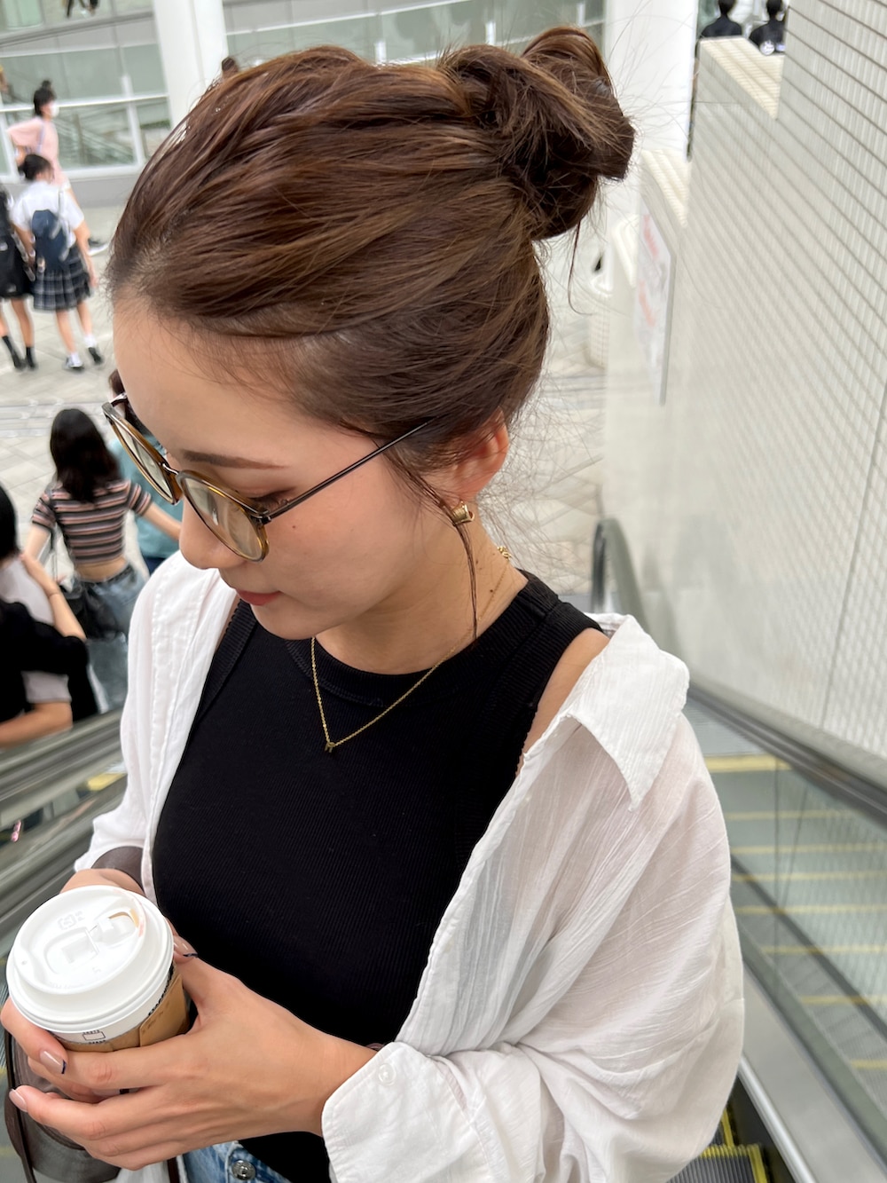 ブラック系のタンクトップ、ホワイト系のシャツ/ブラウス、ブルー系のデニムパンツを着用したレディースの秋コーディネートの3枚目の写真