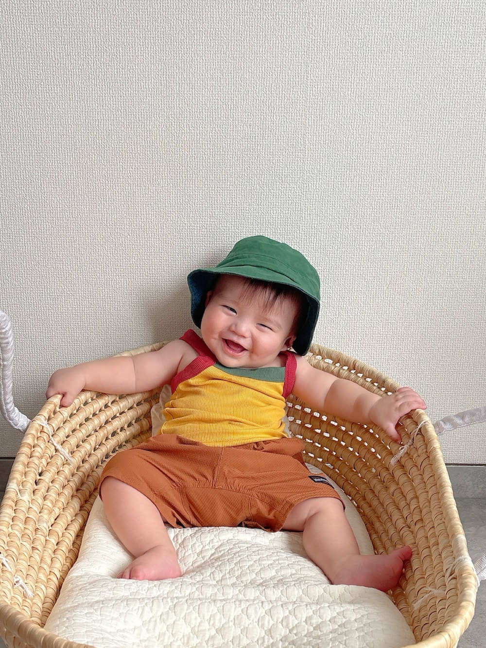 ブラウン系のその他パンツ、ブラウン系のその他パンツ、イエロー系のタンクトップを着用したキッズの夏コーディネートの4枚目の写真