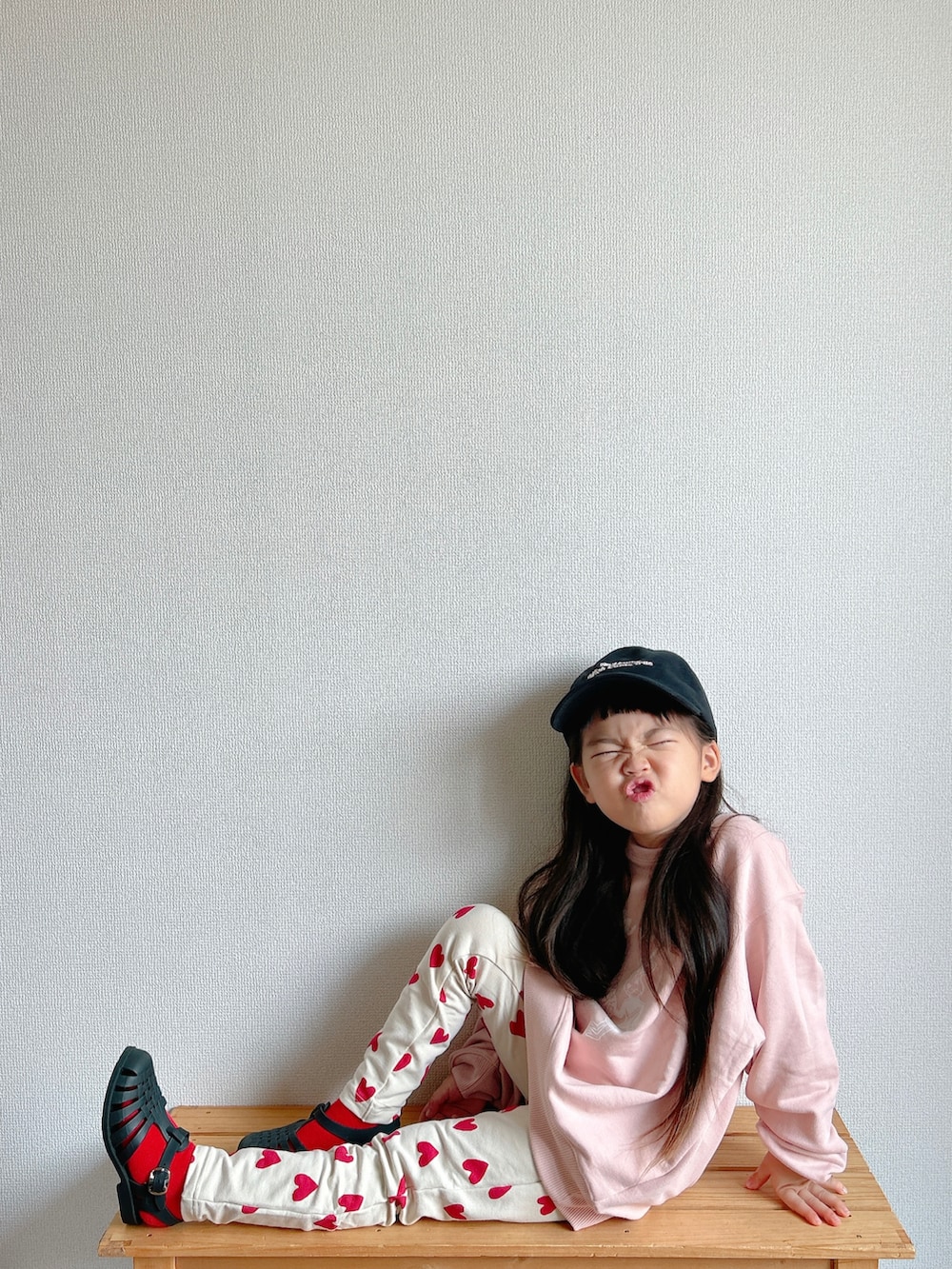 グレー系のスウェット、レッド系のその他パンツ、ブラック系のサンダルを着用したキッズの夏コーディネートの3枚目の写真