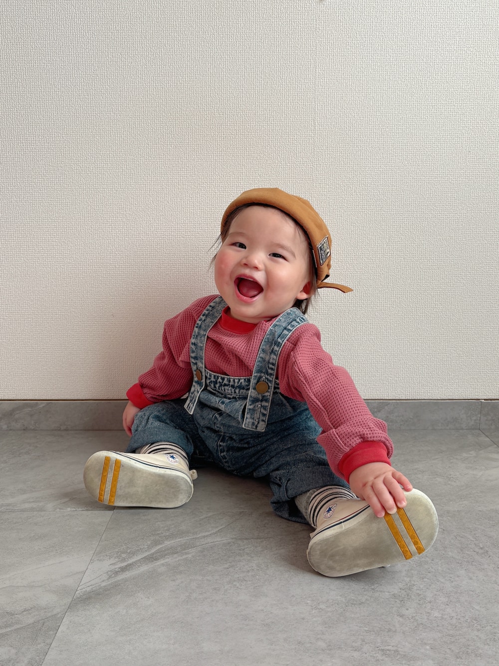 ピンク系のTシャツ/カットソー、ブルー系のサロペット/オーバーオールを着用したキッズの冬コーディネートの5枚目の写真