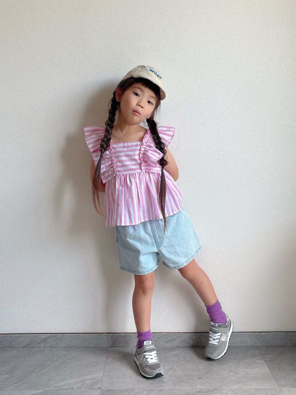 ピンク系のシャツ/ブラウス、ブルー系のデニムパンツ、グレー系のスニーカーを着用したキッズの夏コーディネートの2枚目の写真