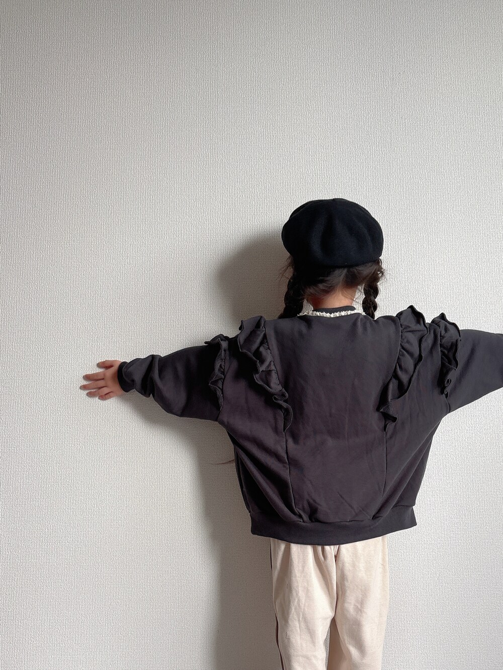 ブラック系のスニーカー、グレー系のスウェット、ベージュ系のその他パンツを着用したキッズの秋コーディネートの5枚目の写真