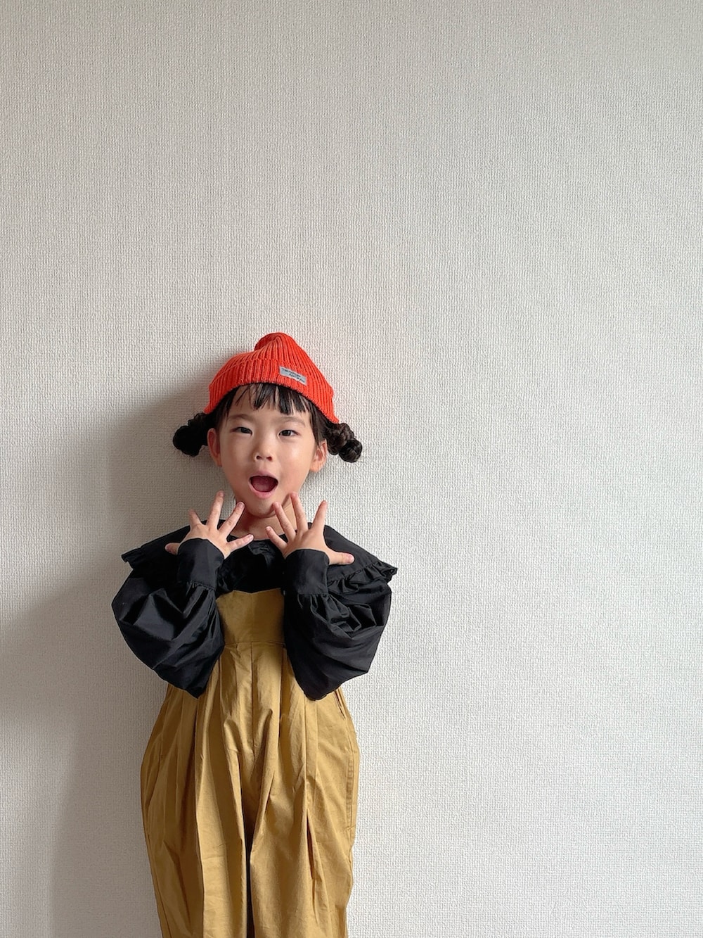 ブラック系のシャツ/ブラウス、ベージュ系のTシャツ/カットソーを着用したキッズの夏コーディネートの5枚目の写真