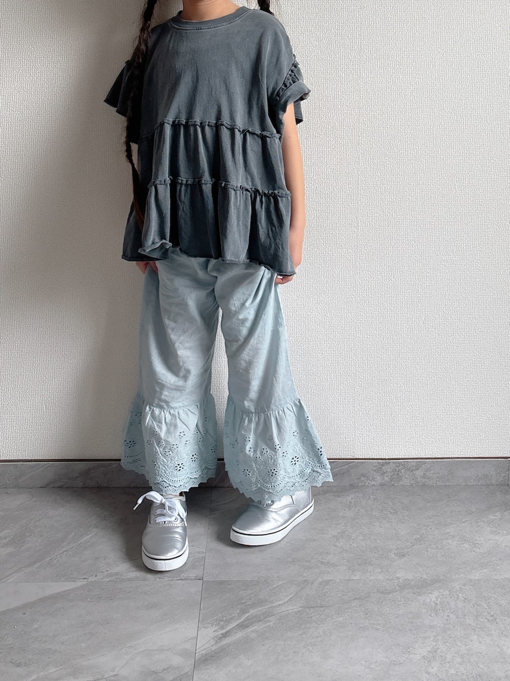 グレー系のTシャツ/カットソー、ブルー系のその他パンツを着用したキッズの夏コーディネートの5枚目の写真