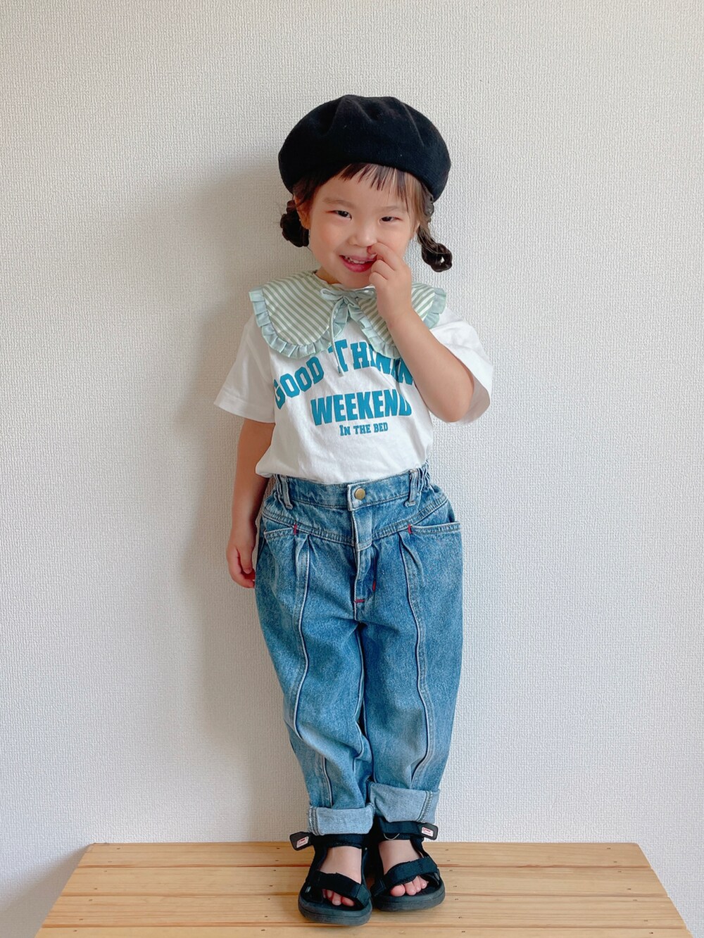 ホワイト系のTシャツ/カットソー、ブルー系のデニムパンツ、ブラック系のサンダルを着用したキッズの夏コーディネートの4枚目の写真