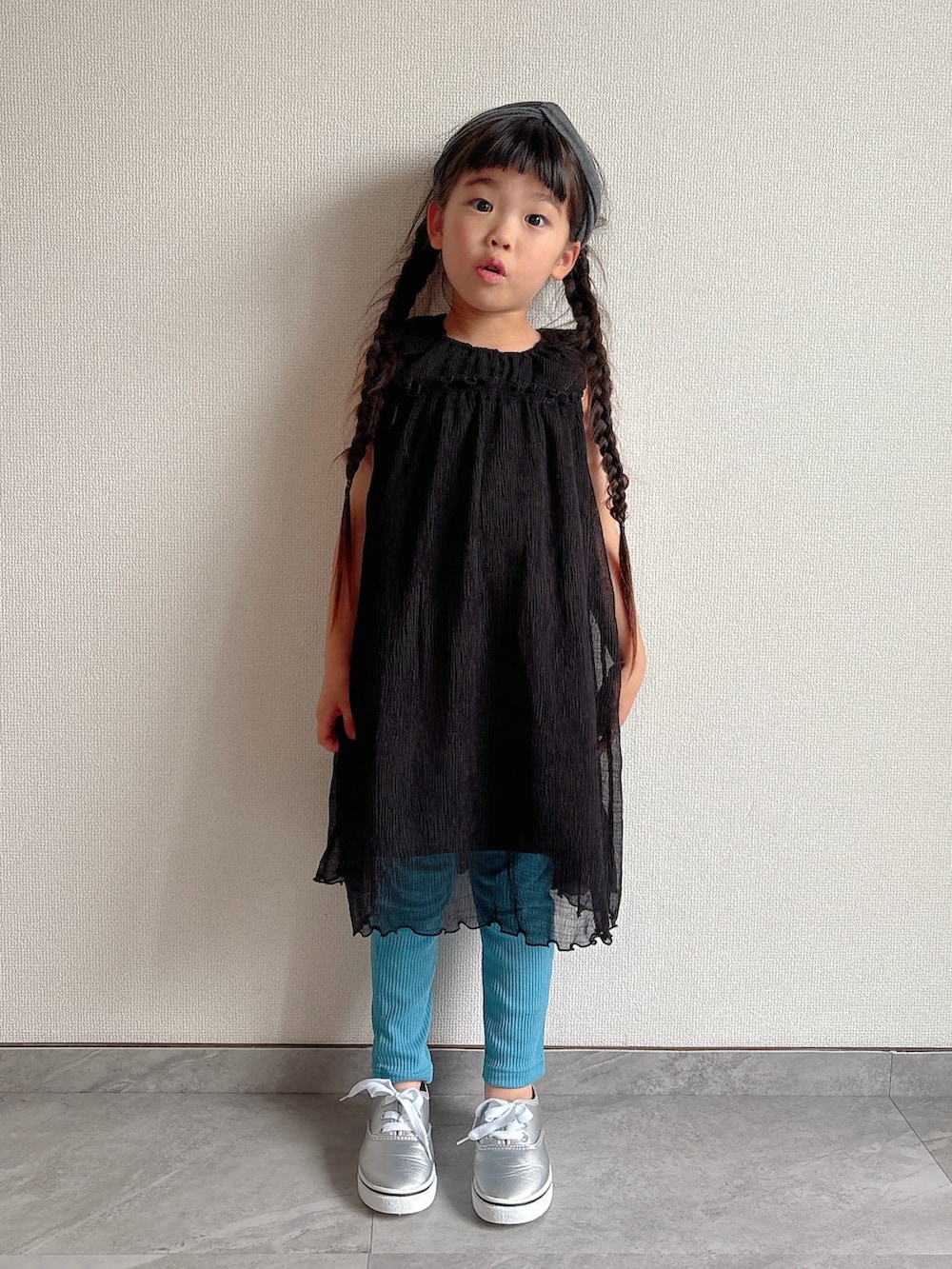 ブラック系のワンピース、ブルー系のその他パンツを着用したキッズの夏コーディネートの3枚目の写真