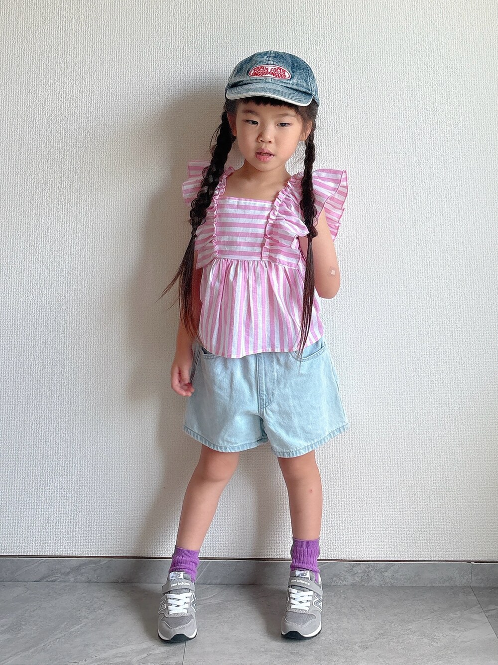 ピンク系のシャツ/ブラウス、ブルー系のデニムパンツ、グレー系のスニーカーを着用したキッズの夏コーディネートの4枚目の写真