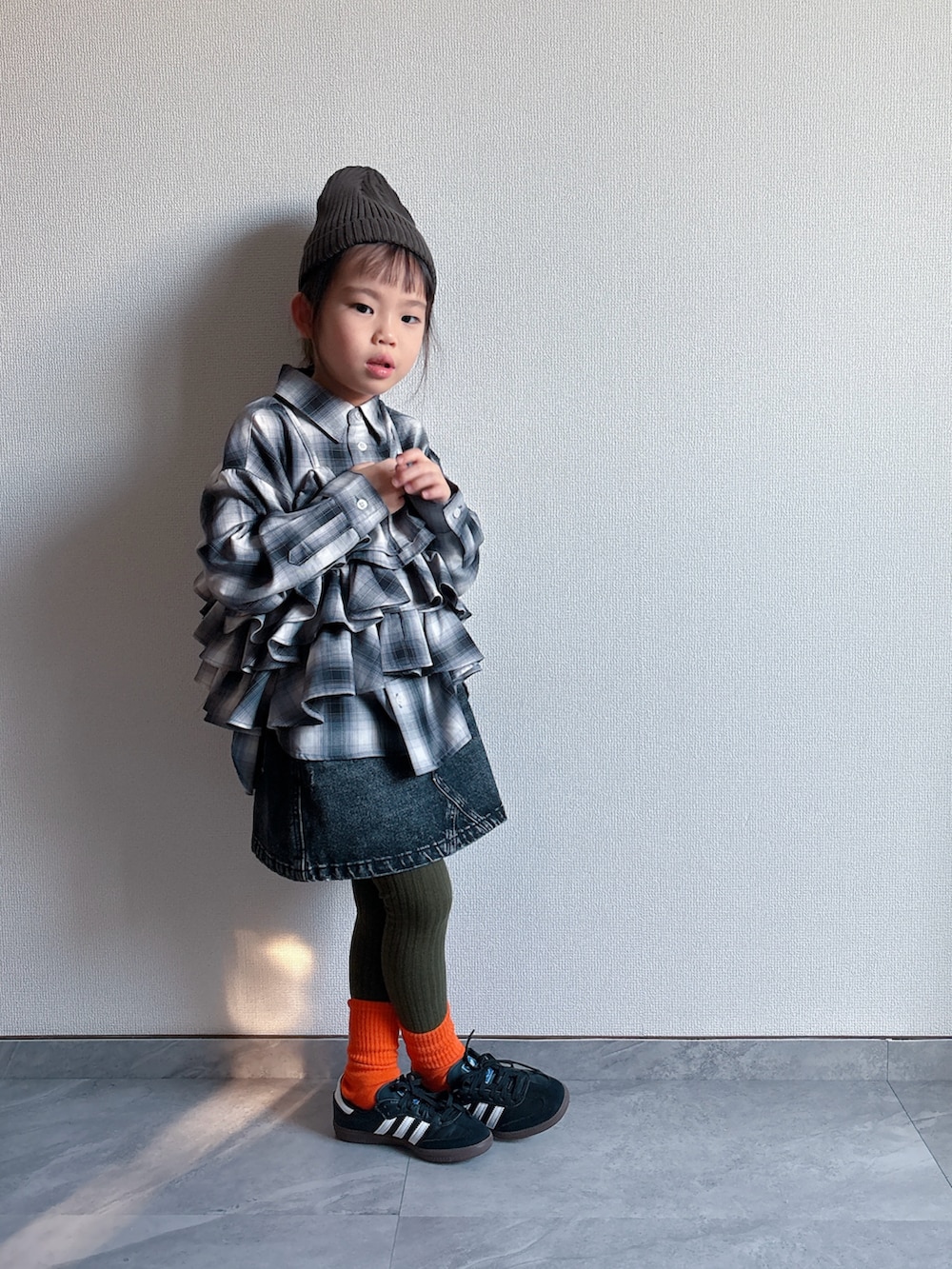 ブラック系のシャツ/ブラウス、ブラック系のデニムスカート、ブラック系のスニーカーを着用したキッズの秋コーディネートの4枚目の写真