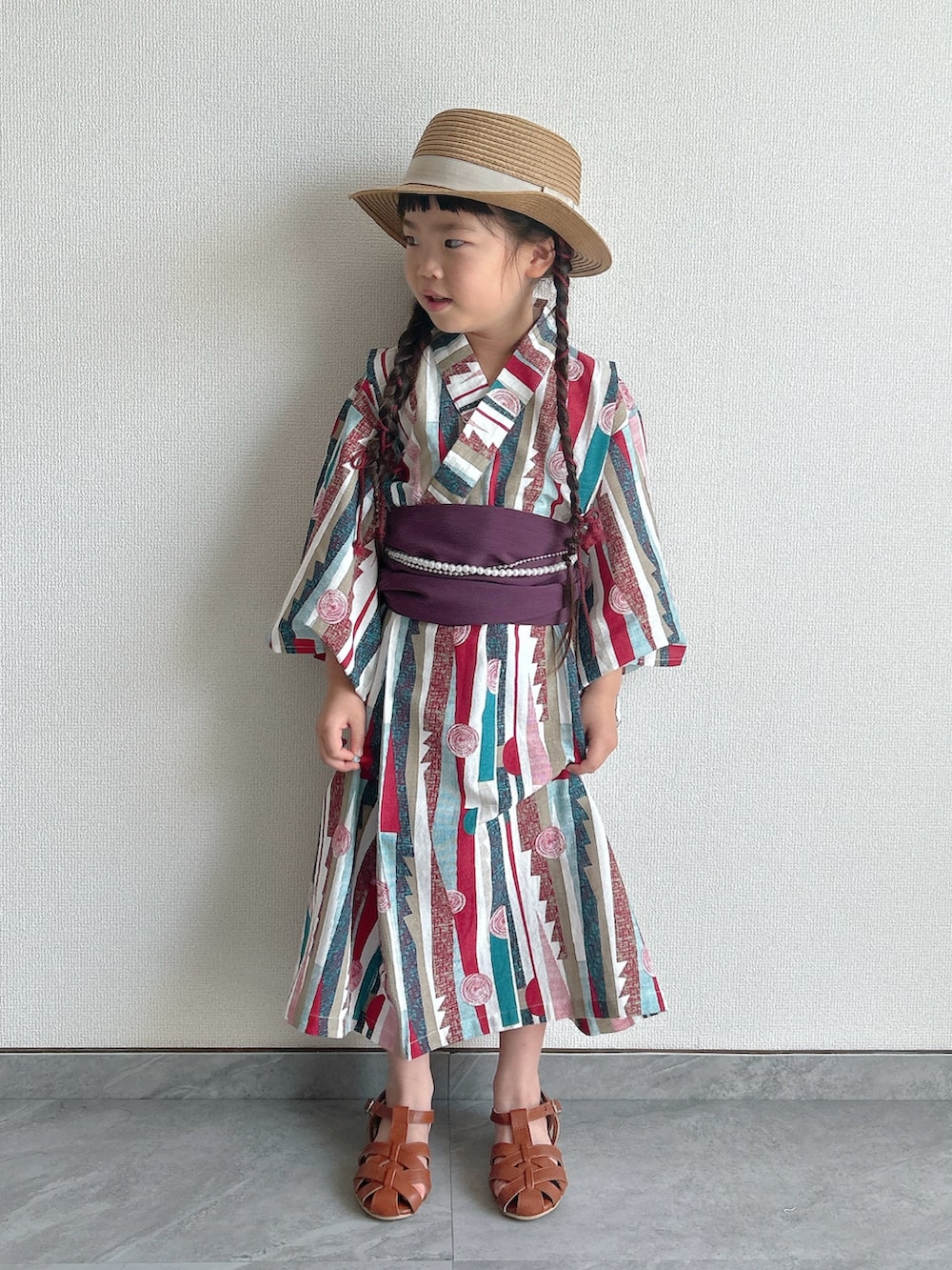 「やっぱり帽子が好き、麦わら帽子、夏コーデ、浴衣、サンダル、グルカサンダル、ワンピース、休日スタイル、お出かけコーデ」｜「MAKE YOUR DAYのモダン柄ワンピース浴衣（浴衣、レッド系）」を使った、ふうさん（キッズ・110cm）の春コーディネートの5枚目の写真