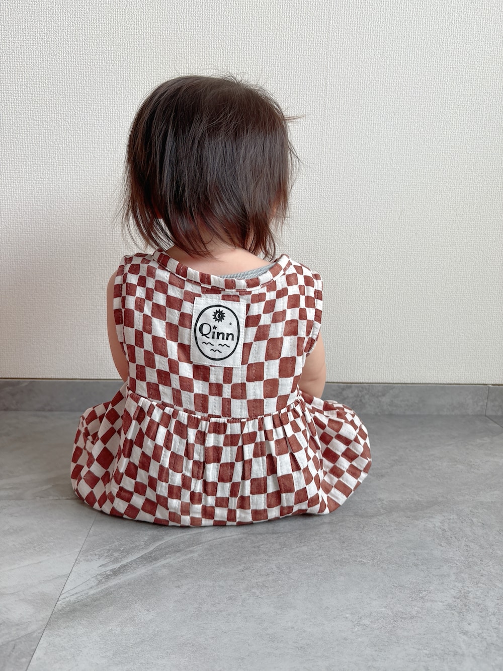 ブラウン系のその他ベビーウェアを着用したキッズの春コーディネートの4枚目の写真