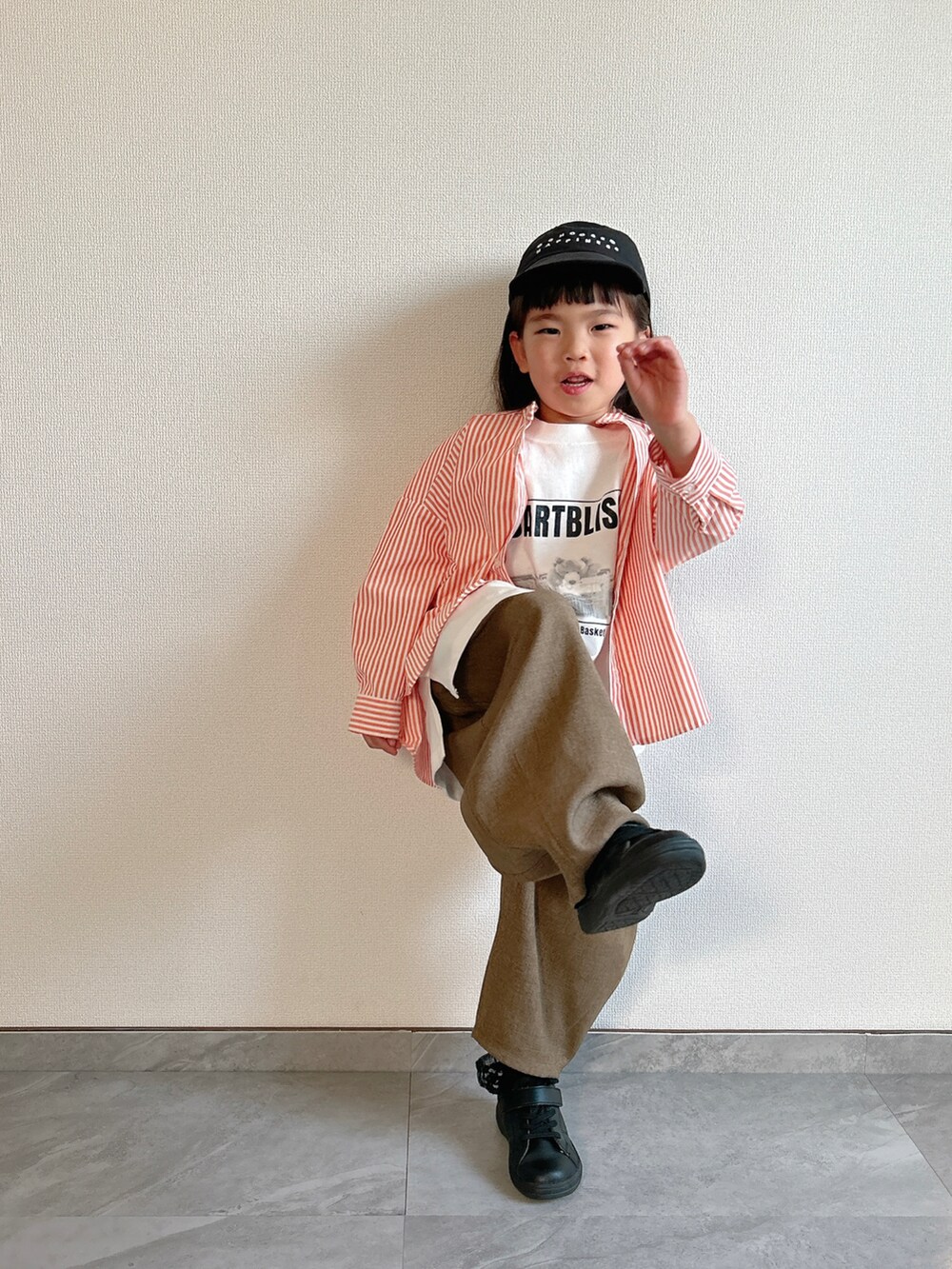 オレンジ系のシャツ/ブラウス、ホワイト系のTシャツ/カットソー、ブラウン系のその他パンツを着用したキッズの春コーディネートの4枚目の写真