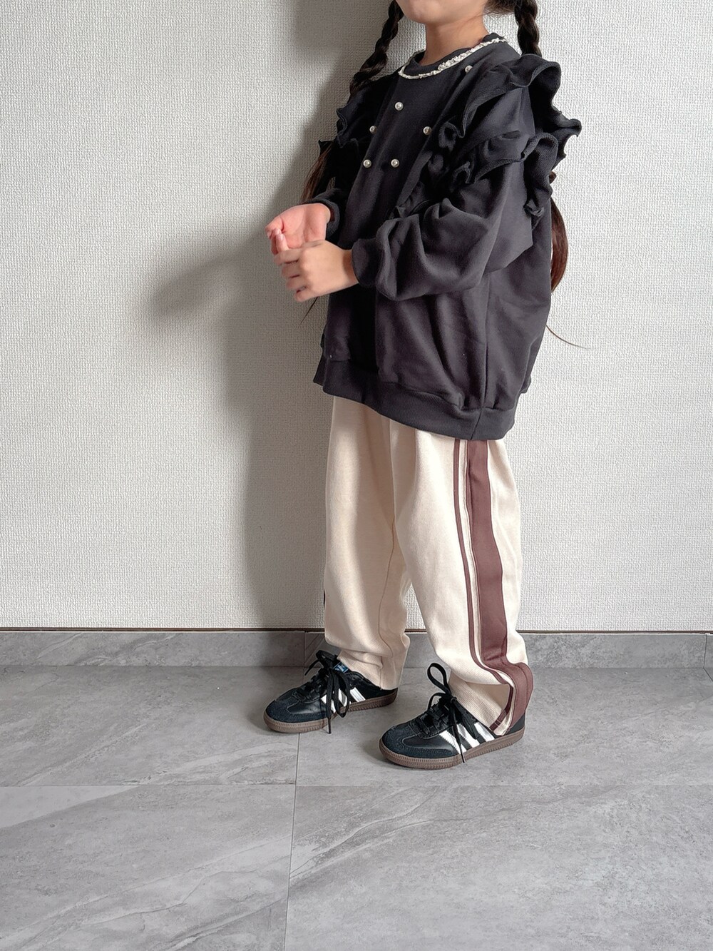 ブラック系のスニーカー、グレー系のスウェット、ベージュ系のその他パンツを着用したキッズの秋コーディネートの4枚目の写真