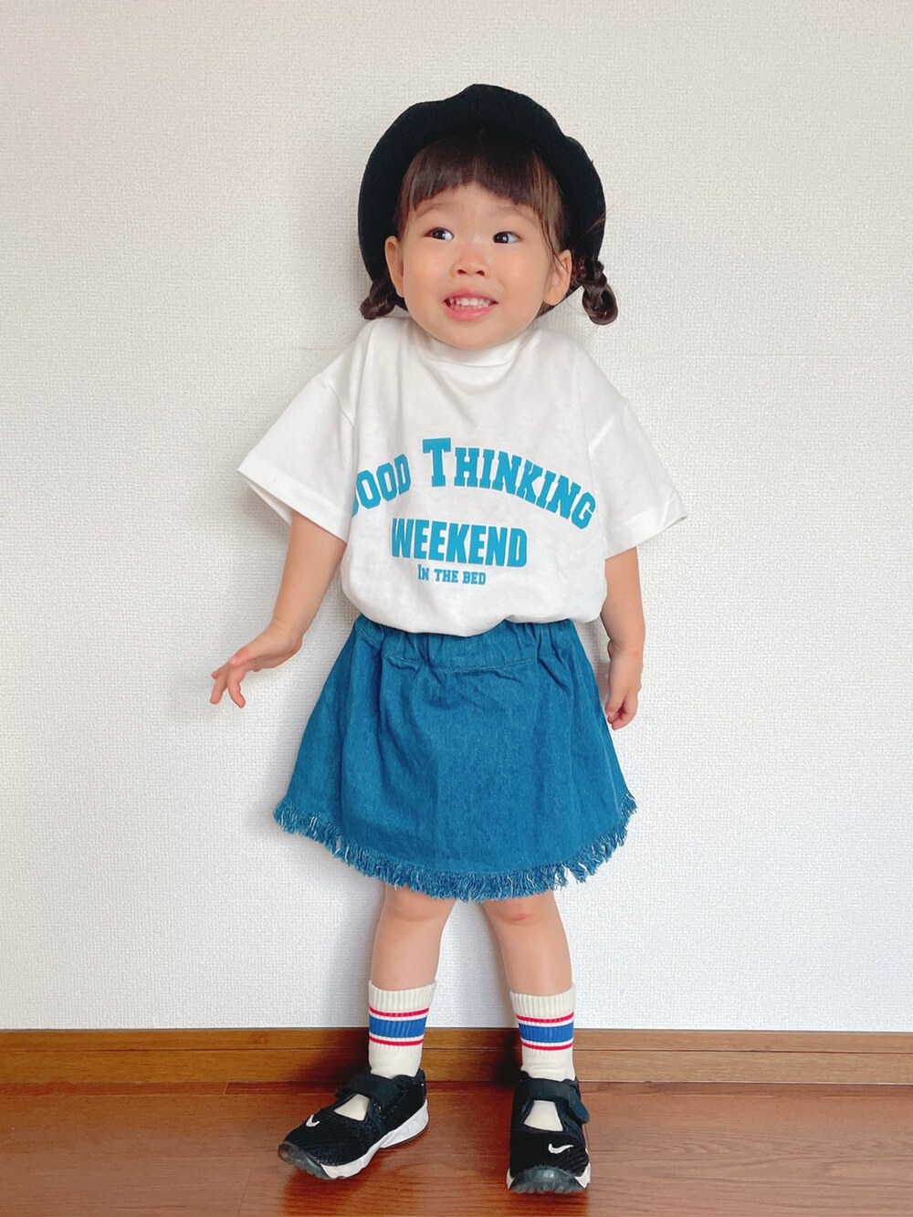 ホワイト系のTシャツ/カットソー、ブルー系のデニムスカート、ブラック系のスニーカーを着用したキッズの夏コーディネートの4枚目の写真