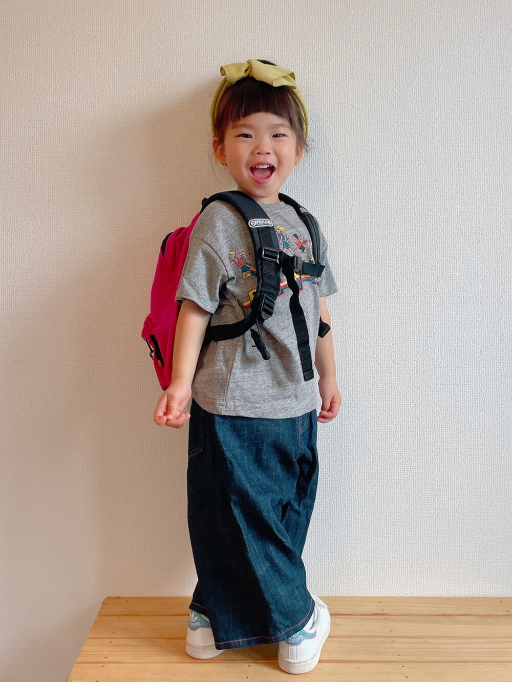 グレー系のTシャツ/カットソー、ブルー系のデニムパンツ、ホワイト系のスニーカーを着用したキッズの春コーディネートの3枚目の写真