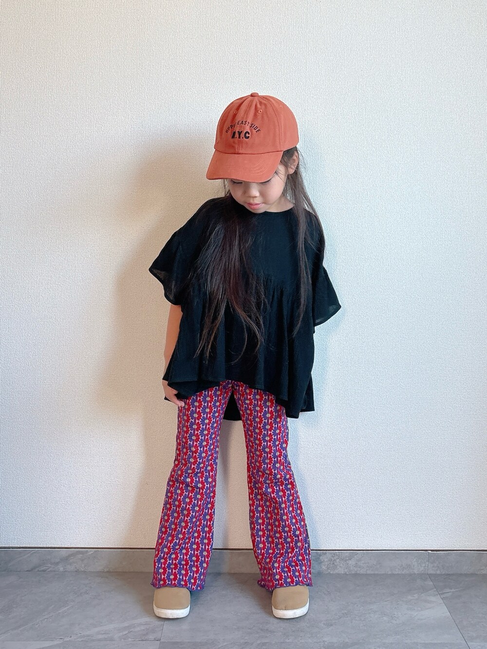 ブラック系のシャツ/ブラウス、レッド系のその他パンツを着用したキッズの夏コーディネートの5枚目の写真